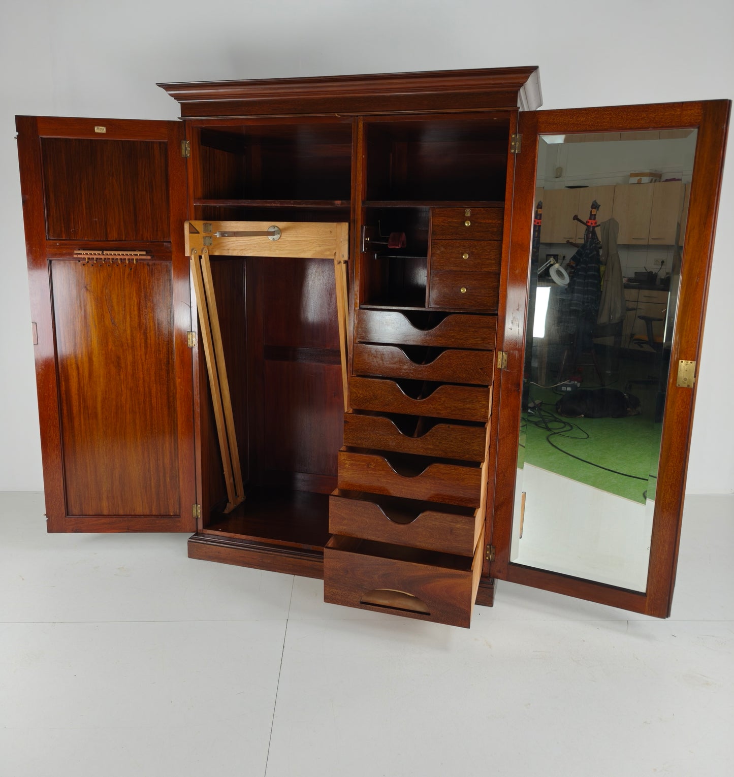 Exquisite English Mahogany Wardrobe from 1904 – the Innovation Trade-Mark, 16 New Bond Street, London