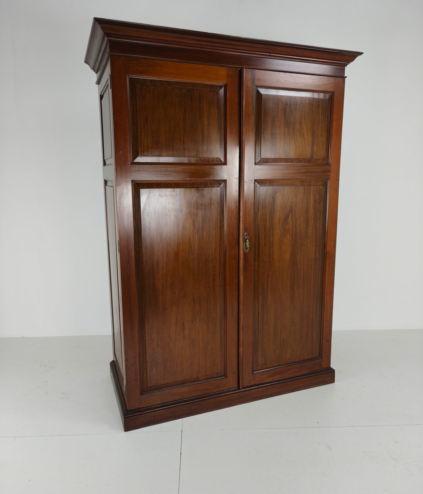 Exquisite English Mahogany Wardrobe from 1904 – the Innovation Trade-Mark, 16 New Bond Street, London