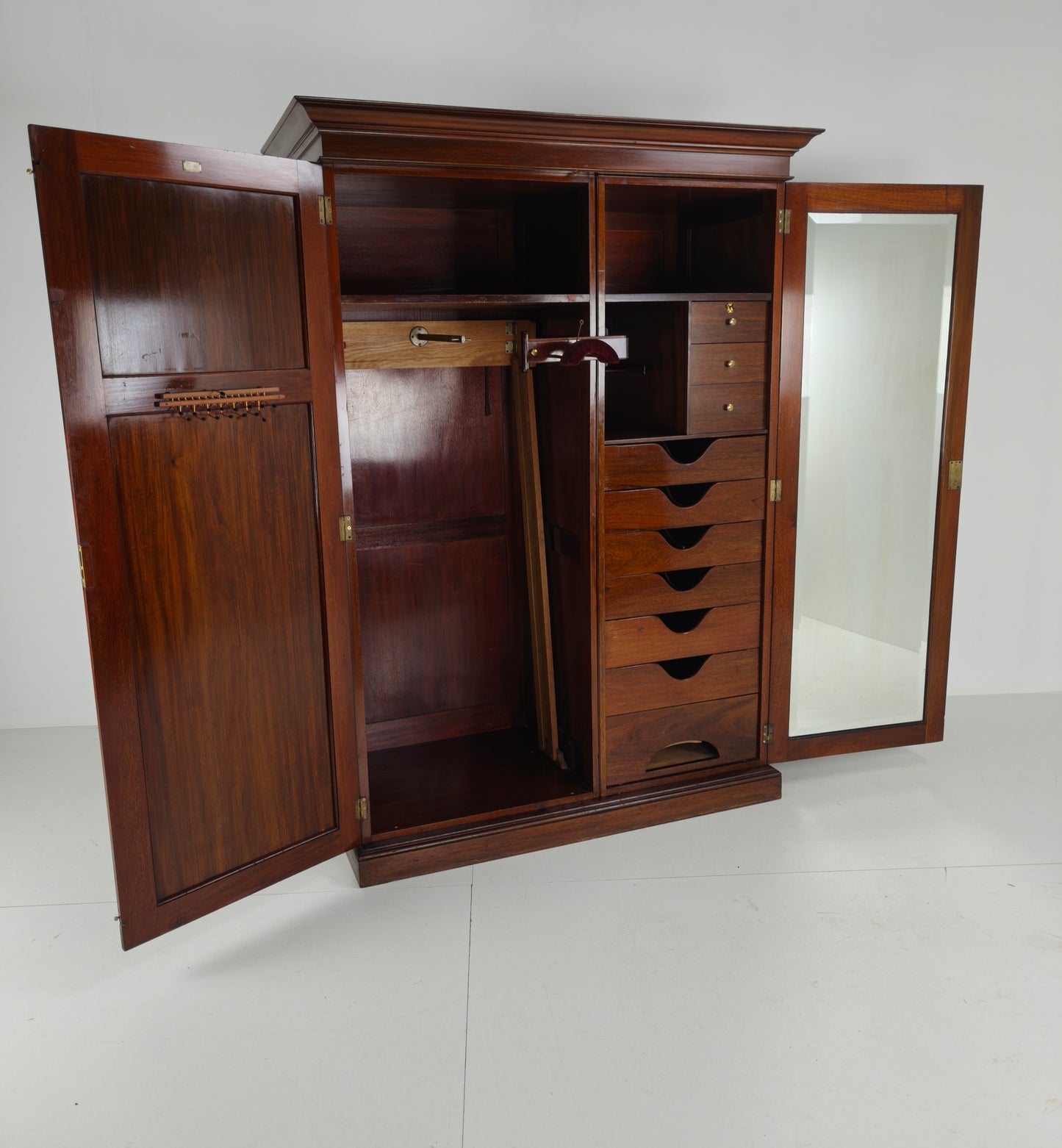 Exquisite English Mahogany Wardrobe from 1904 – the Innovation Trade-Mark, 16 New Bond Street, London