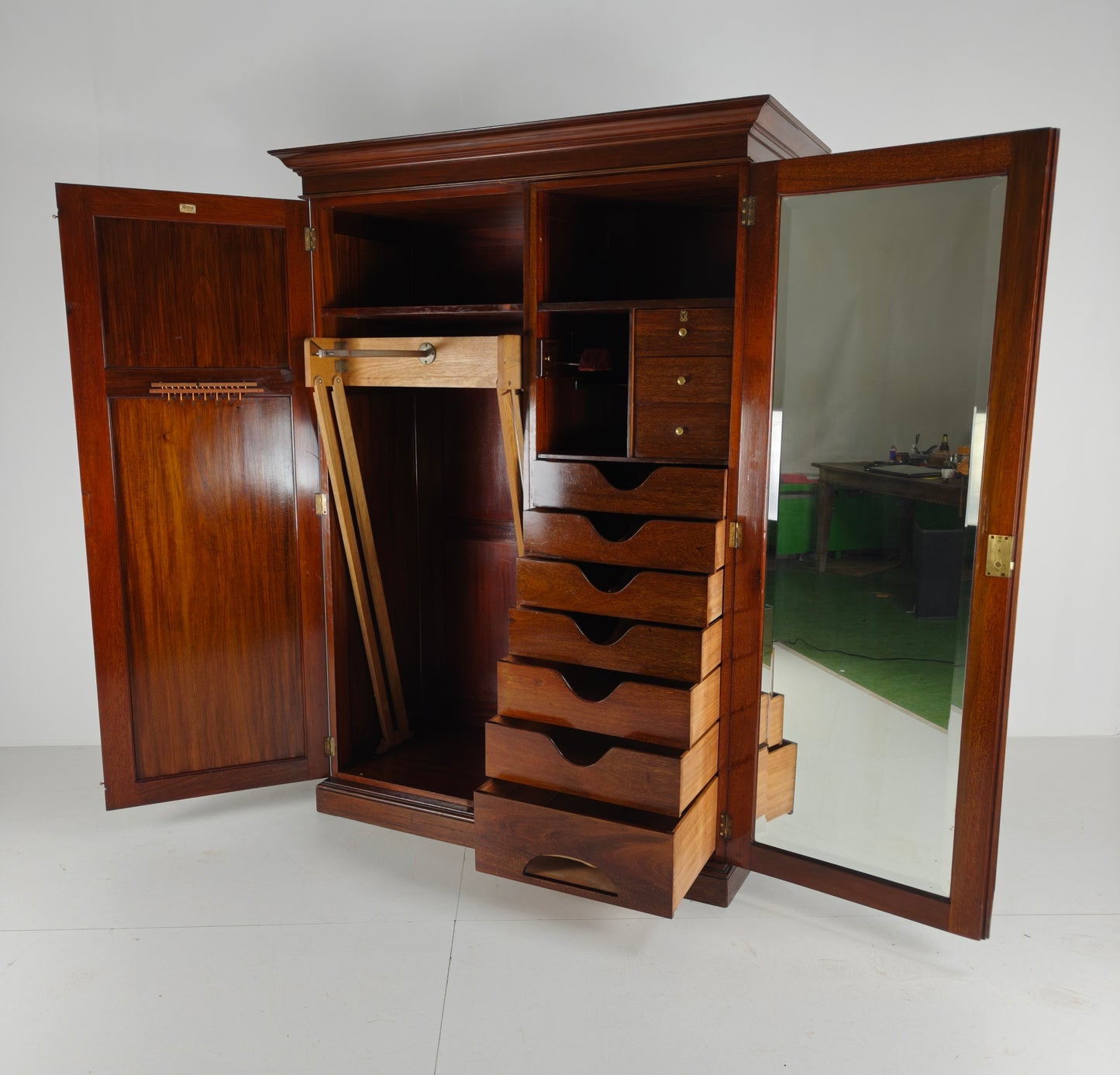 Exquisite English Mahogany Wardrobe from 1904 – the Innovation Trade-Mark, 16 New Bond Street, London