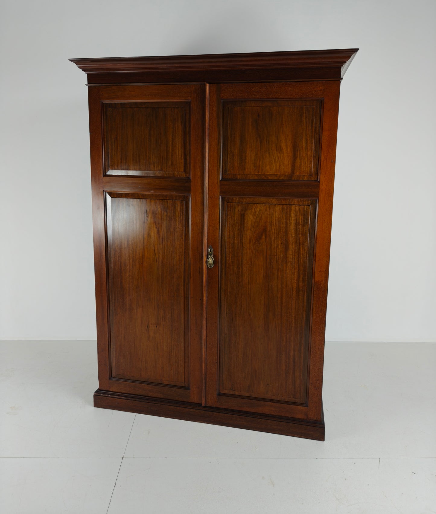 Exquisite English Mahogany Wardrobe from 1904 – the Innovation Trade-Mark, 16 New Bond Street, London