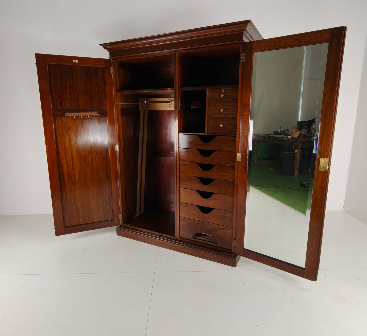 Exquisite English Mahogany Wardrobe from 1904 – the Innovation Trade-Mark, 16 New Bond Street, London