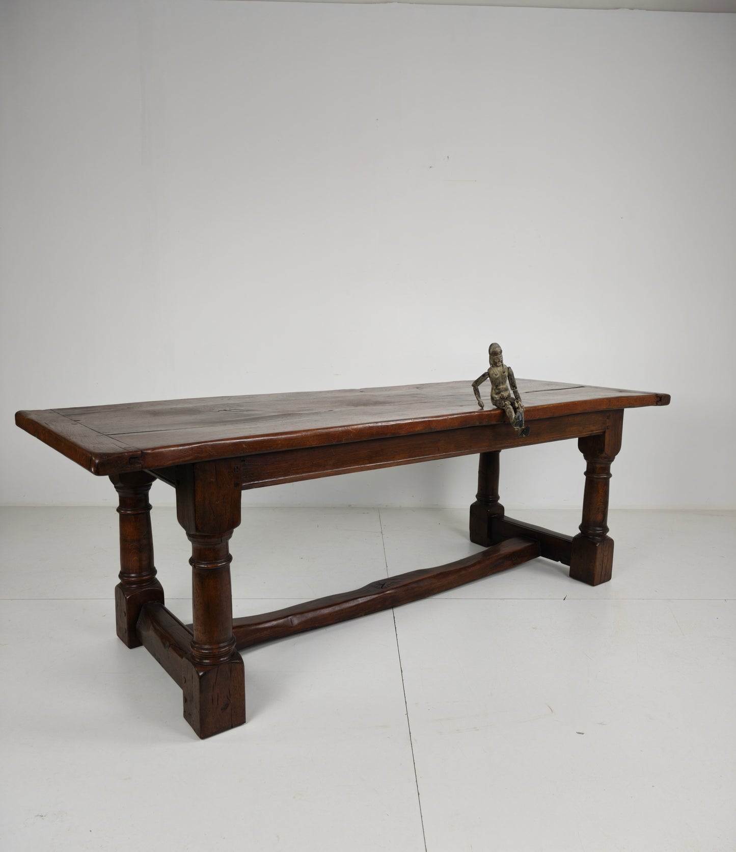 Solid English Oak Dining Table – 20th Century with Beautiful Grain & Patina
