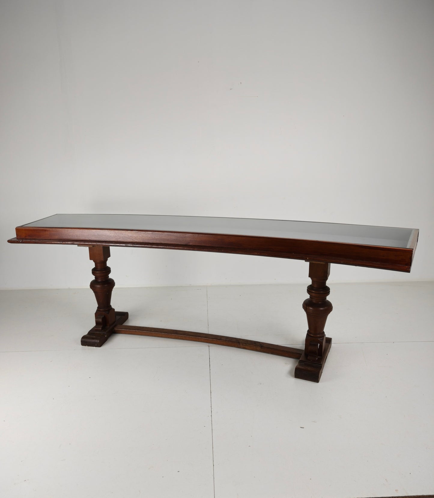 Solid English Oak Dining Table – 20th Century with Beautiful Grain & Patina