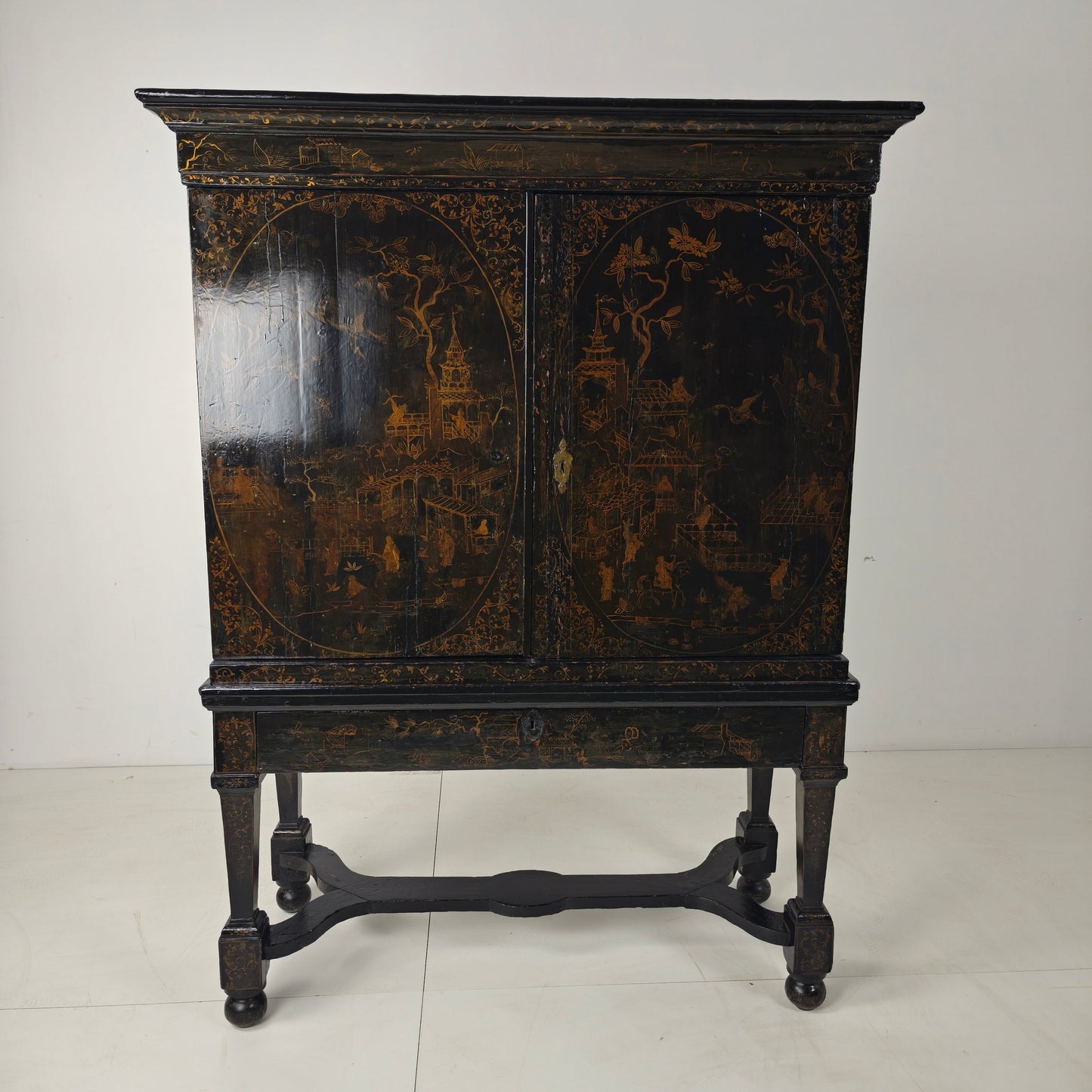 A rare early 18th-century Dutch japanned chinoiserie cabinet, circa 1700 A rare early 18th-century Dutch japanned chinoiserie cabinet, circa 1700