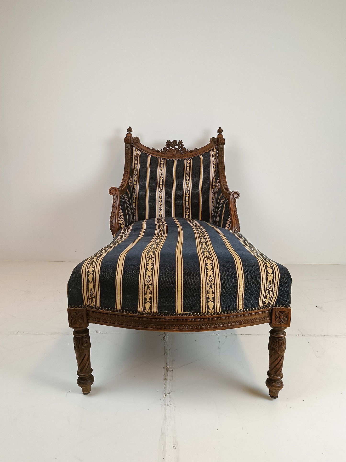 Beautiful Antique Chaise Lounge Sofa/Daybed Beautiful Antique Chaise Lounge Sofa/Daybed