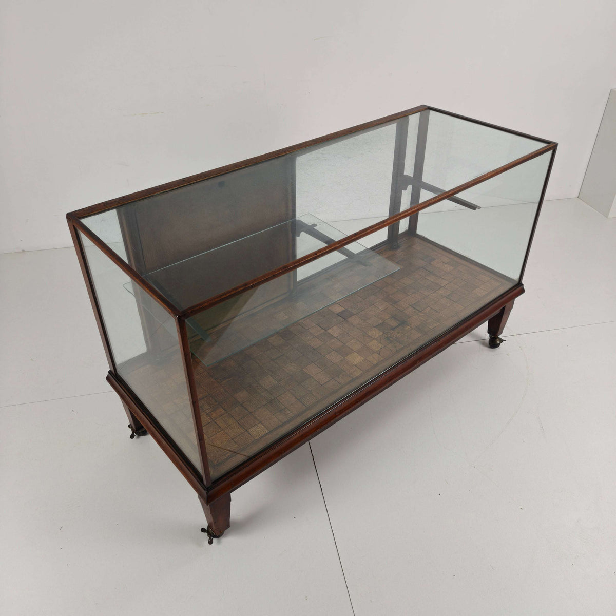 English Shop Display / Shop Counter (1910–1920) English Shop Display / Shop Counter (1910–1920)