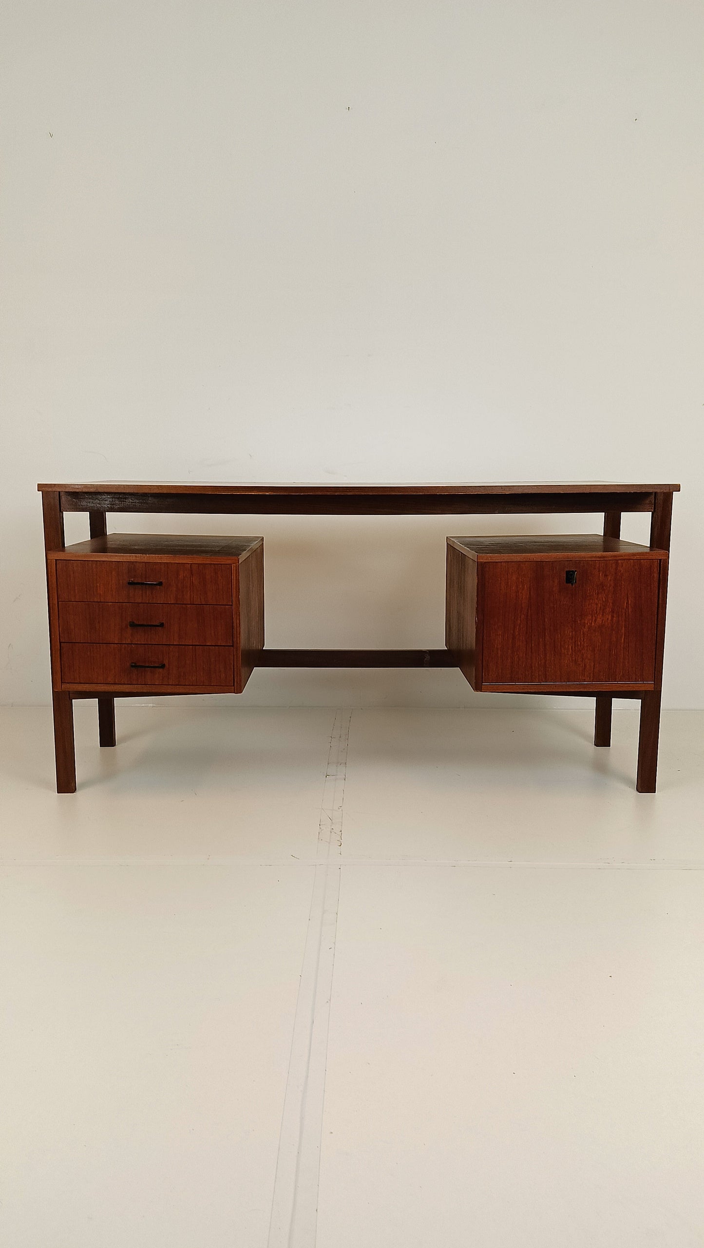 Exclusive Vintage Desk Exclusive Vintage Desk