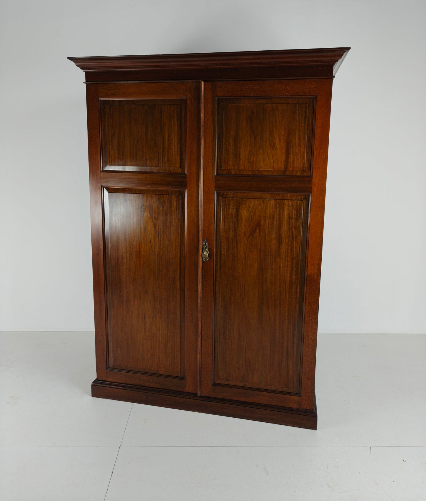 Exquisite English Mahogany Wardrobe from 1904 – the Innovation Trade-Mark, 16 New Bond Street, London Exquisite English Mahogany Wardrobe from 1904 – the Innovation Trade-Mark, 16 New Bond Street, London
