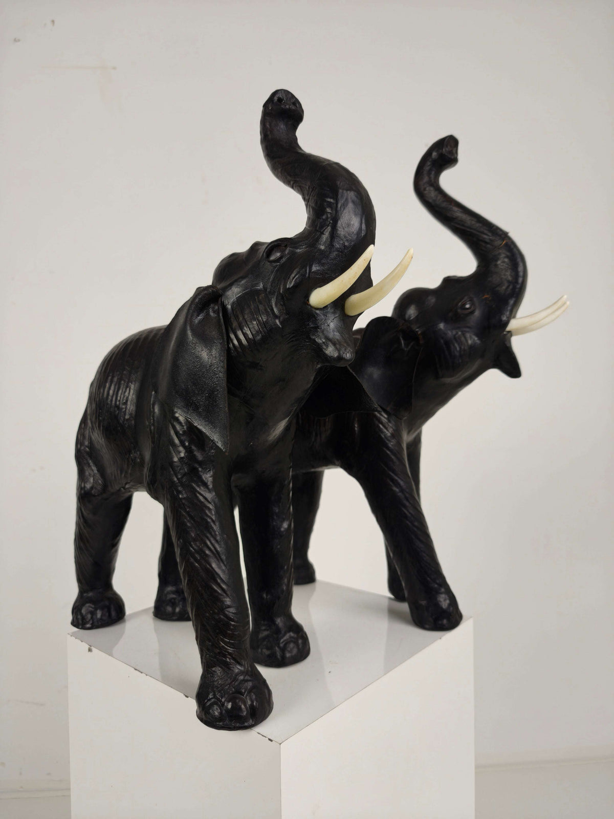 Vintage Leather Elephant Sculpture – Mid 20th Century Vintage Leather Elephant Sculpture – Mid 20th Century