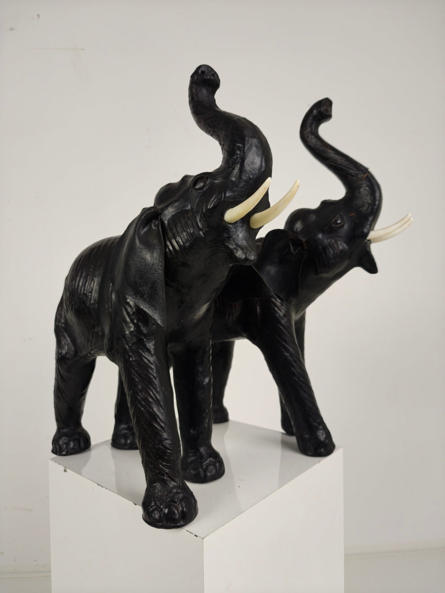 Vintage Leather Elephant Sculpture – Mid 20th Century Vintage Leather Elephant Sculpture – Mid 20th Century
