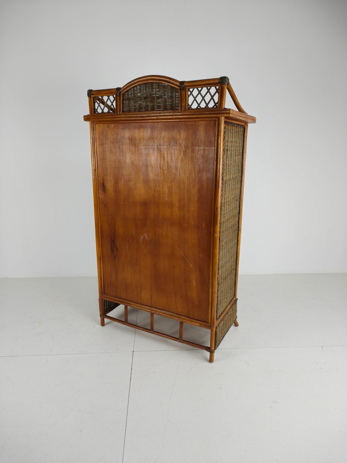 Vintage Wicker Wardrobe / Linen Cabinet – Rattan & Bamboo Vintage Wicker Wardrobe / Linen Cabinet – Rattan & Bamboo