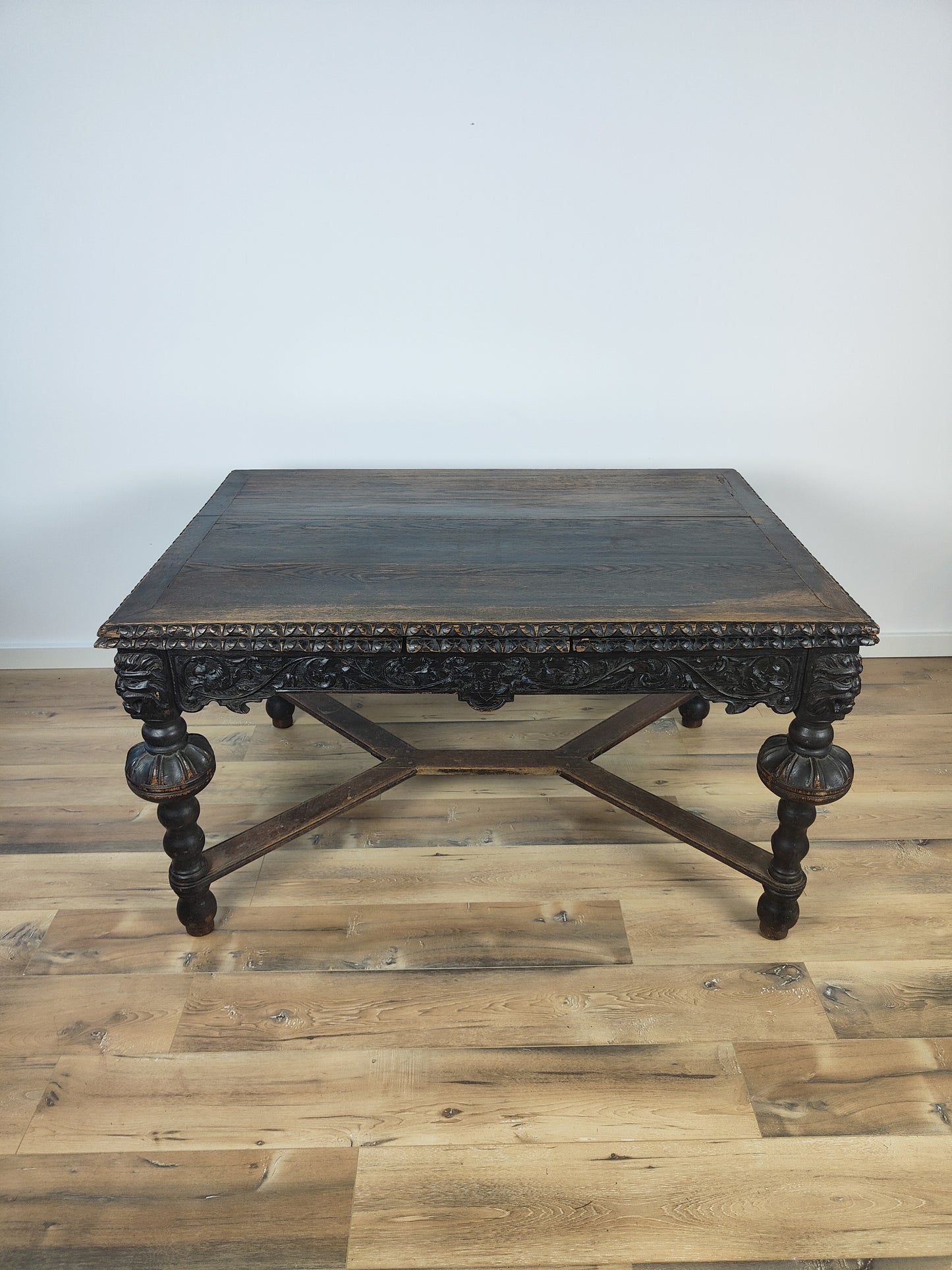 Castle Dining Table Set