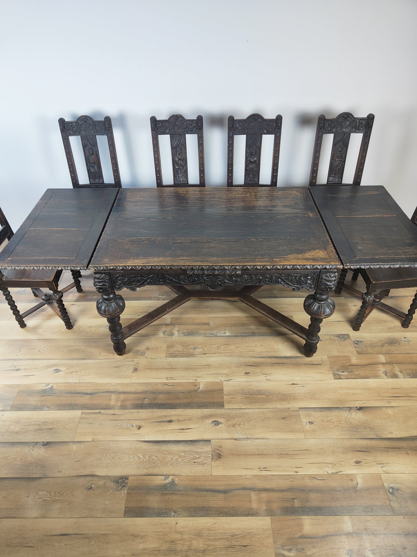 Castle Dining Table Set