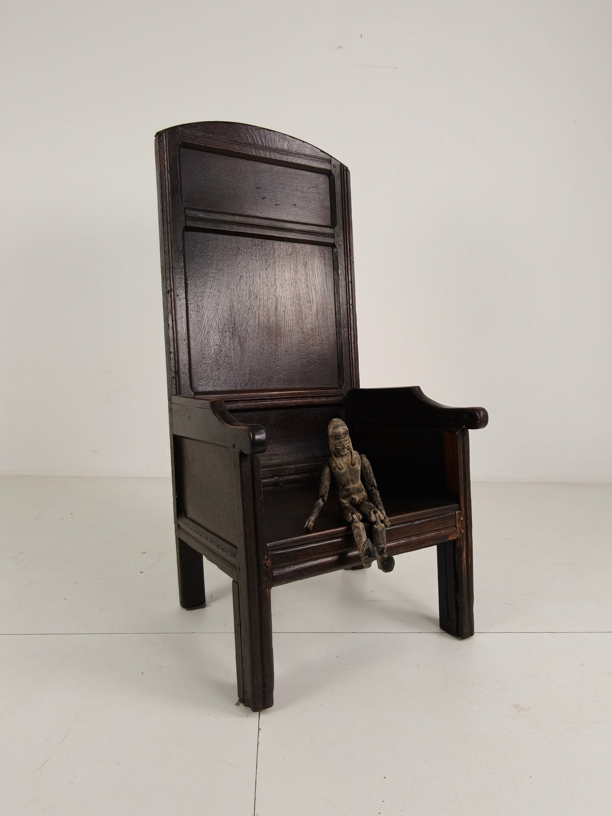 18th Century English Fireplace Chair – High Back with 5 Legs 18th Century English Fireplace Chair – High Back with 5 Legs