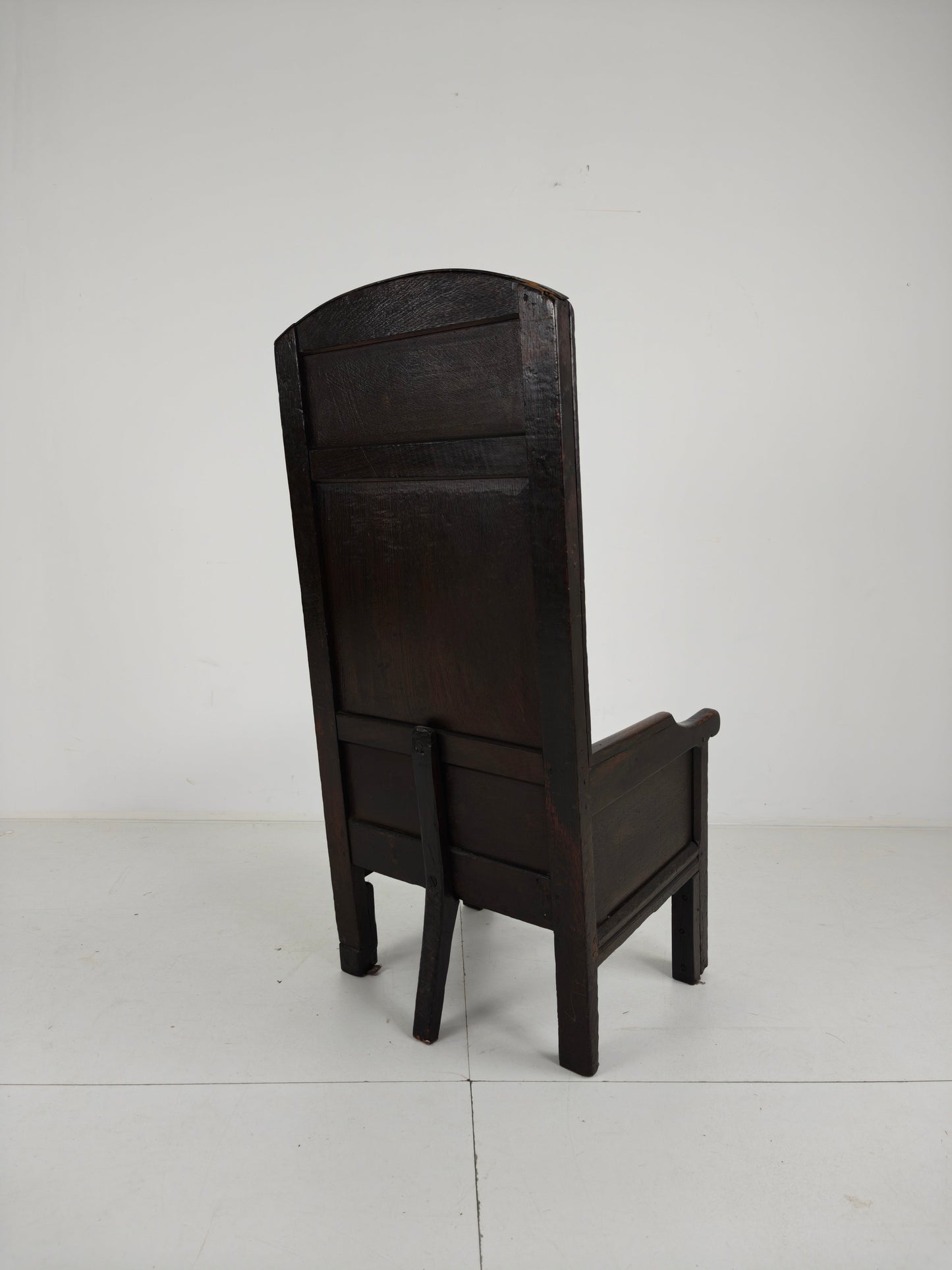 18th Century English Fireplace Chair – High Back with 5 Legs 18th Century English Fireplace Chair – High Back with 5 Legs