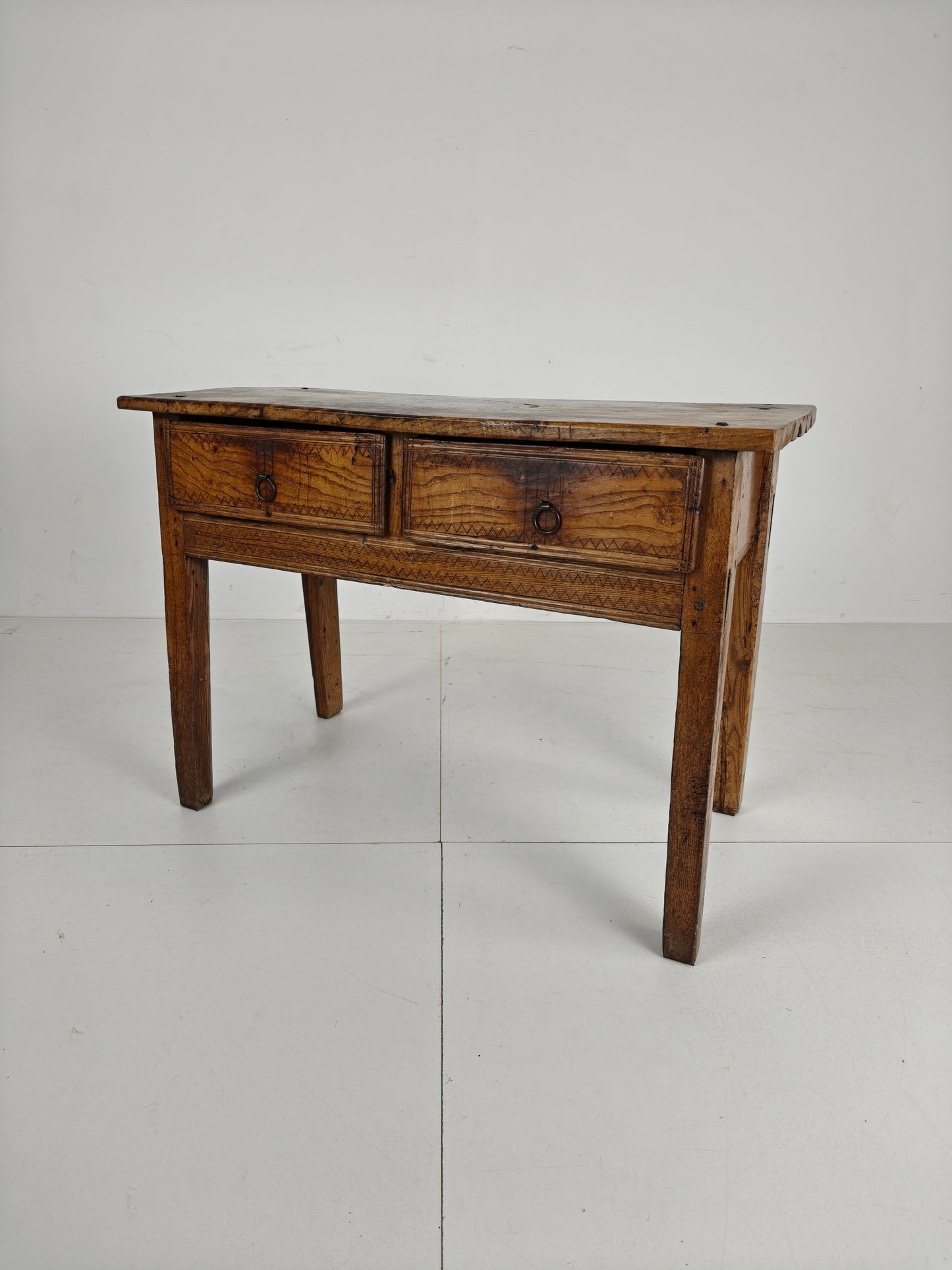 18th Century Spanish Chestnut Wood Table / Side Table 18th Century Spanish Chestnut Wood Table / Side Table