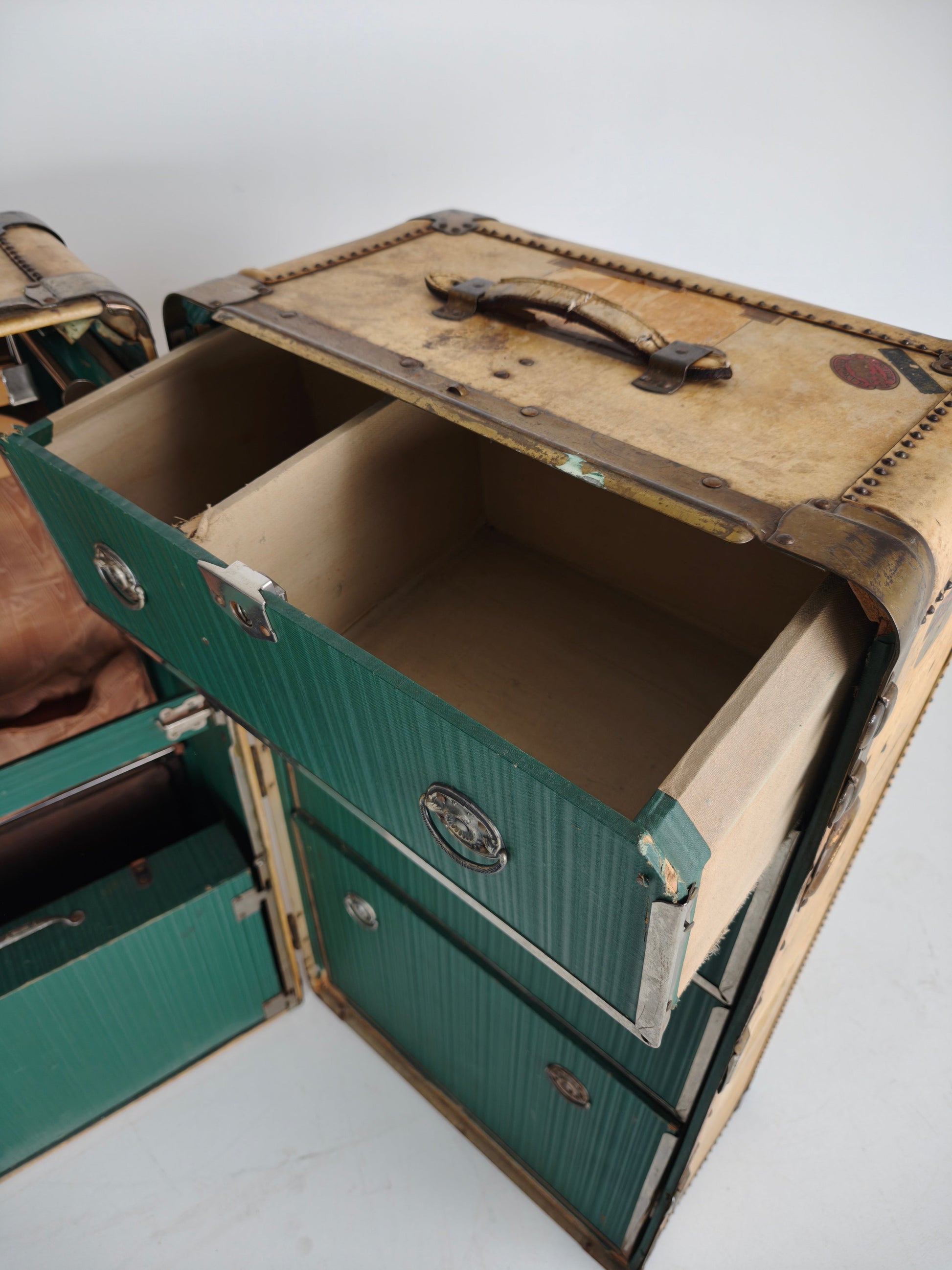 1930s Wardrobe Steamer Trunk by Hartmann – Goat Skin Chest 1930s Wardrobe Steamer Trunk by Hartmann – Goat Skin Chest