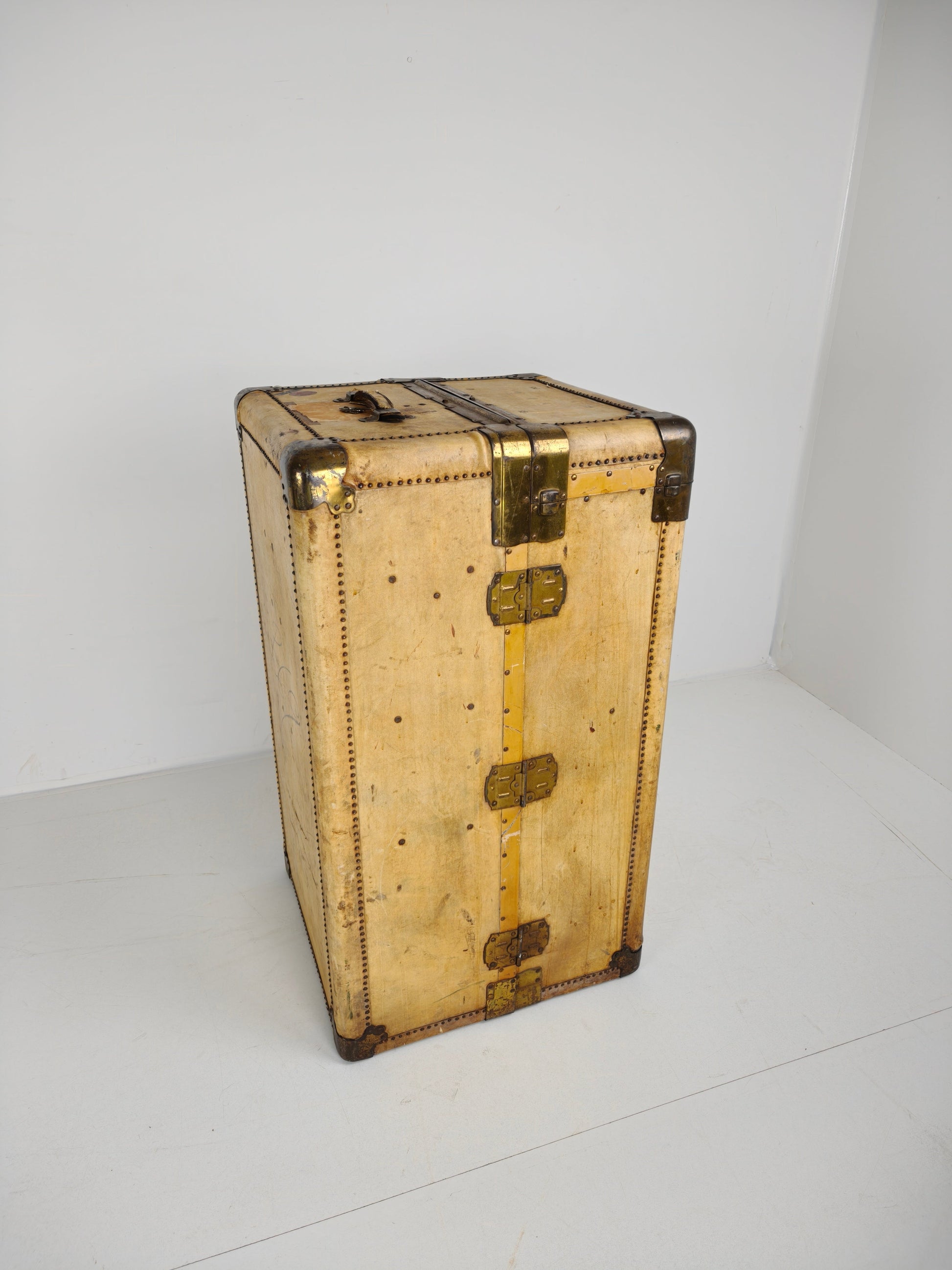 1930s Wardrobe Steamer Trunk by Hartmann – Goat Skin Chest 1930s Wardrobe Steamer Trunk by Hartmann – Goat Skin Chest