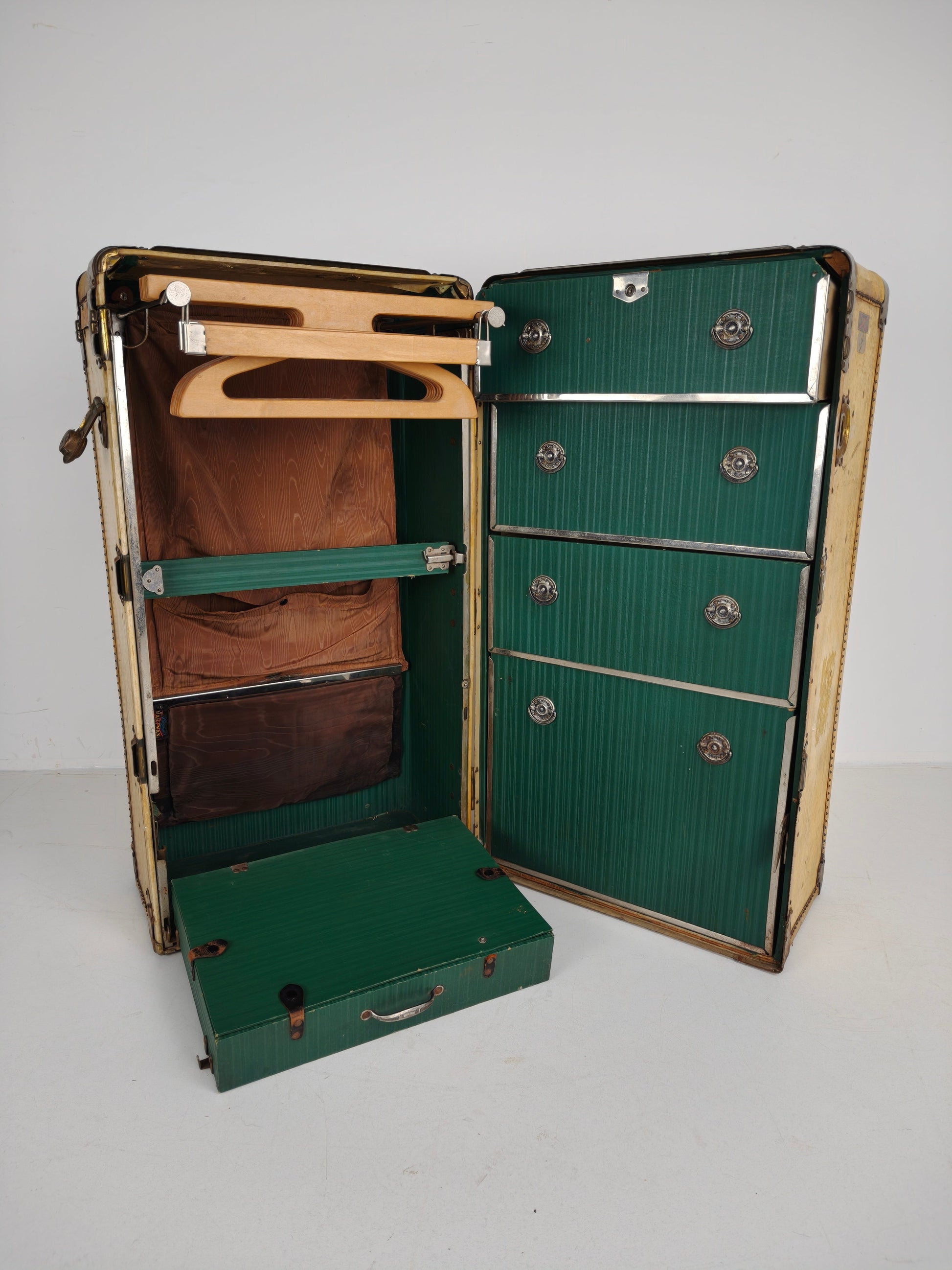 1930s Wardrobe Steamer Trunk by Hartmann – Goat Skin Chest 1930s Wardrobe Steamer Trunk by Hartmann – Goat Skin Chest