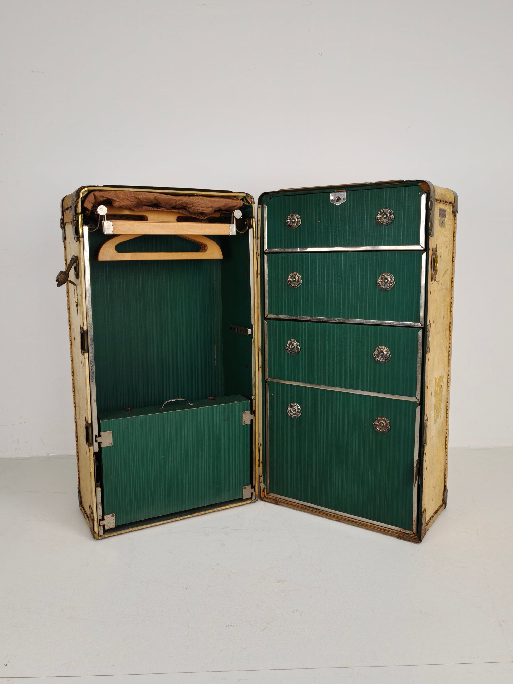 1930s Wardrobe Steamer Trunk by Hartmann – Goat Skin Chest 1930s Wardrobe Steamer Trunk by Hartmann – Goat Skin Chest