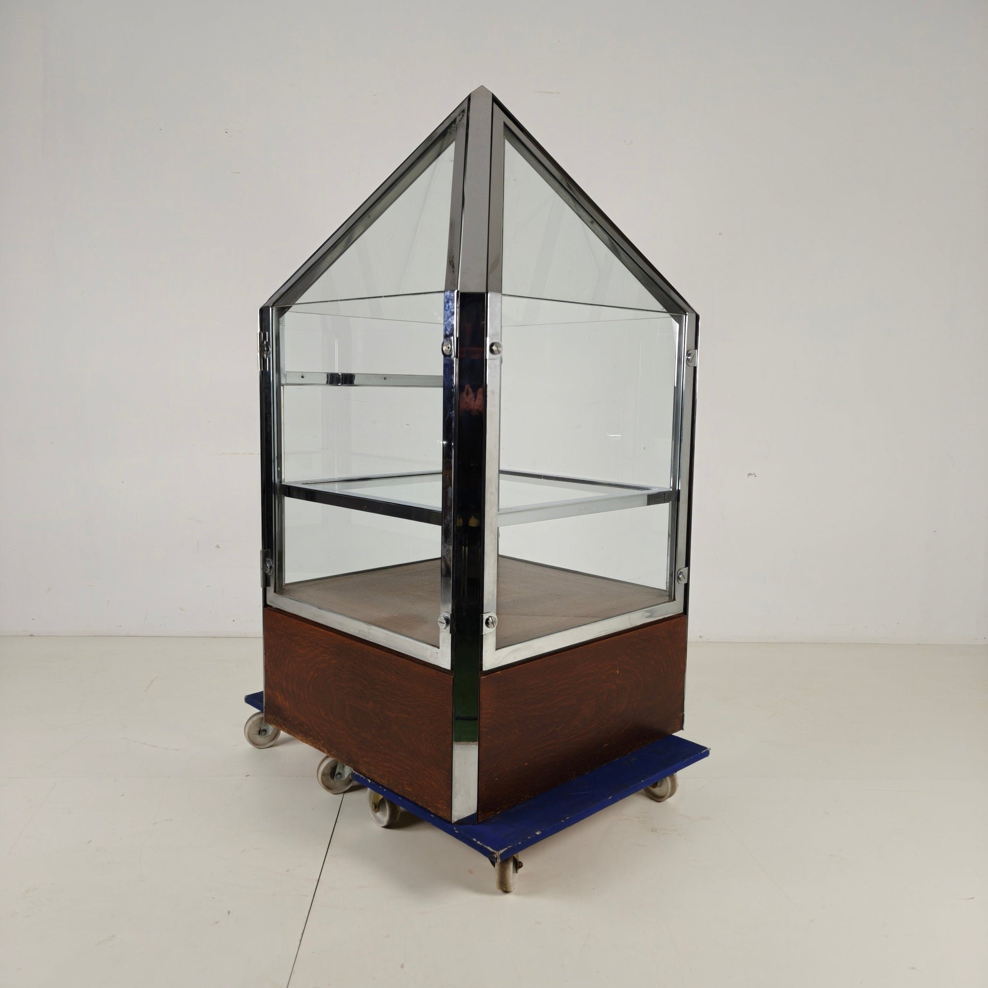 1980s Bijenkorf Arnhem Display Vitrine – Architectural Chrome Showcase 1980s Bijenkorf Arnhem Display Vitrine – Architectural Chrome Showcase