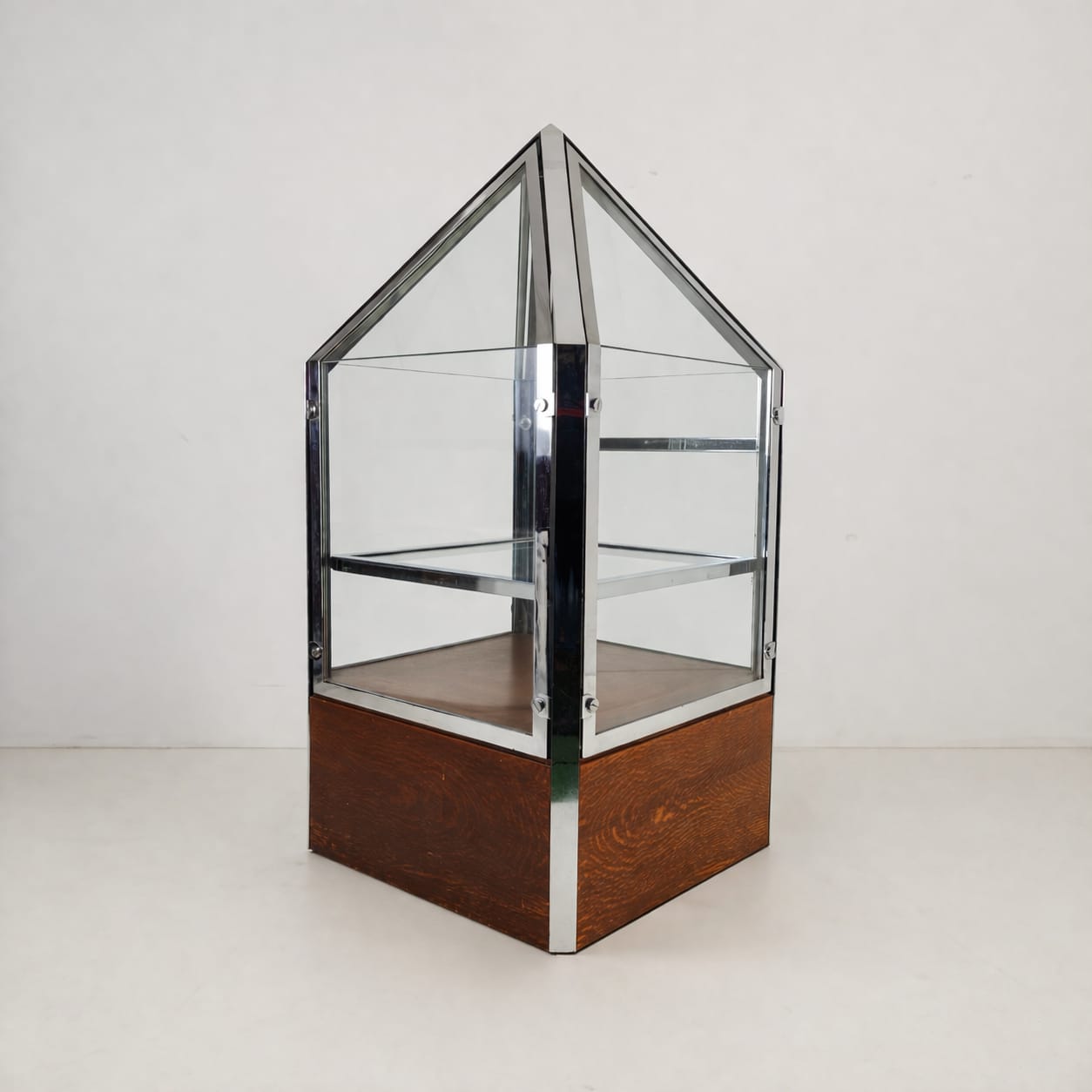 1980s Bijenkorf Arnhem Display Vitrine – Architectural Chrome Showcase 1980s Bijenkorf Arnhem Display Vitrine – Architectural Chrome Showcase
