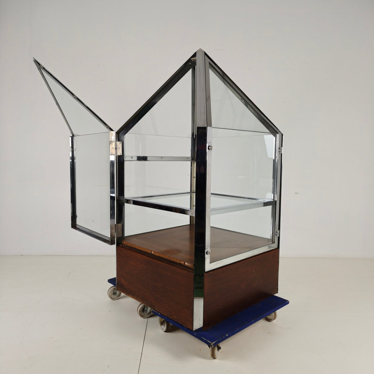 1980s Bijenkorf Arnhem Display Vitrine – Architectural Chrome Showcase 1980s Bijenkorf Arnhem Display Vitrine – Architectural Chrome Showcase