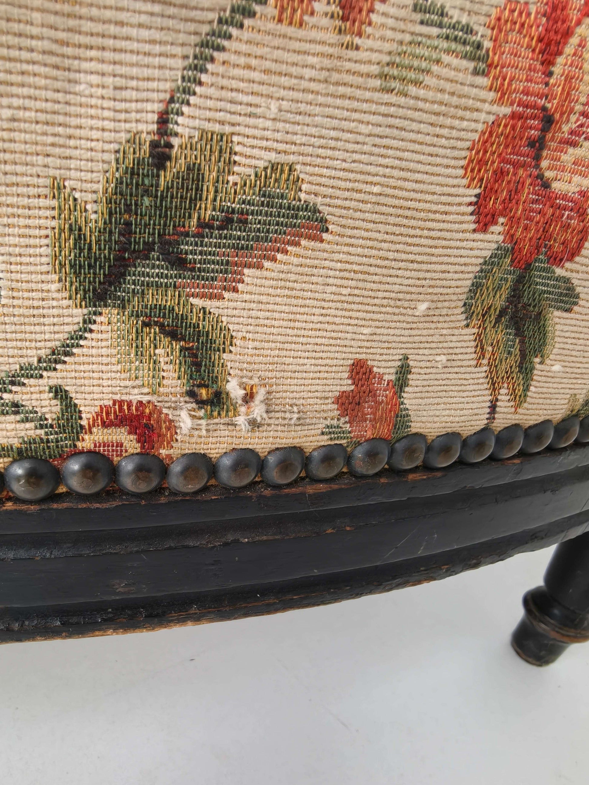 19th-Century French Chaise Longue / Daybed – Original Floral Upholstery 19th-Century French Chaise Longue / Daybed – Original Floral Upholstery