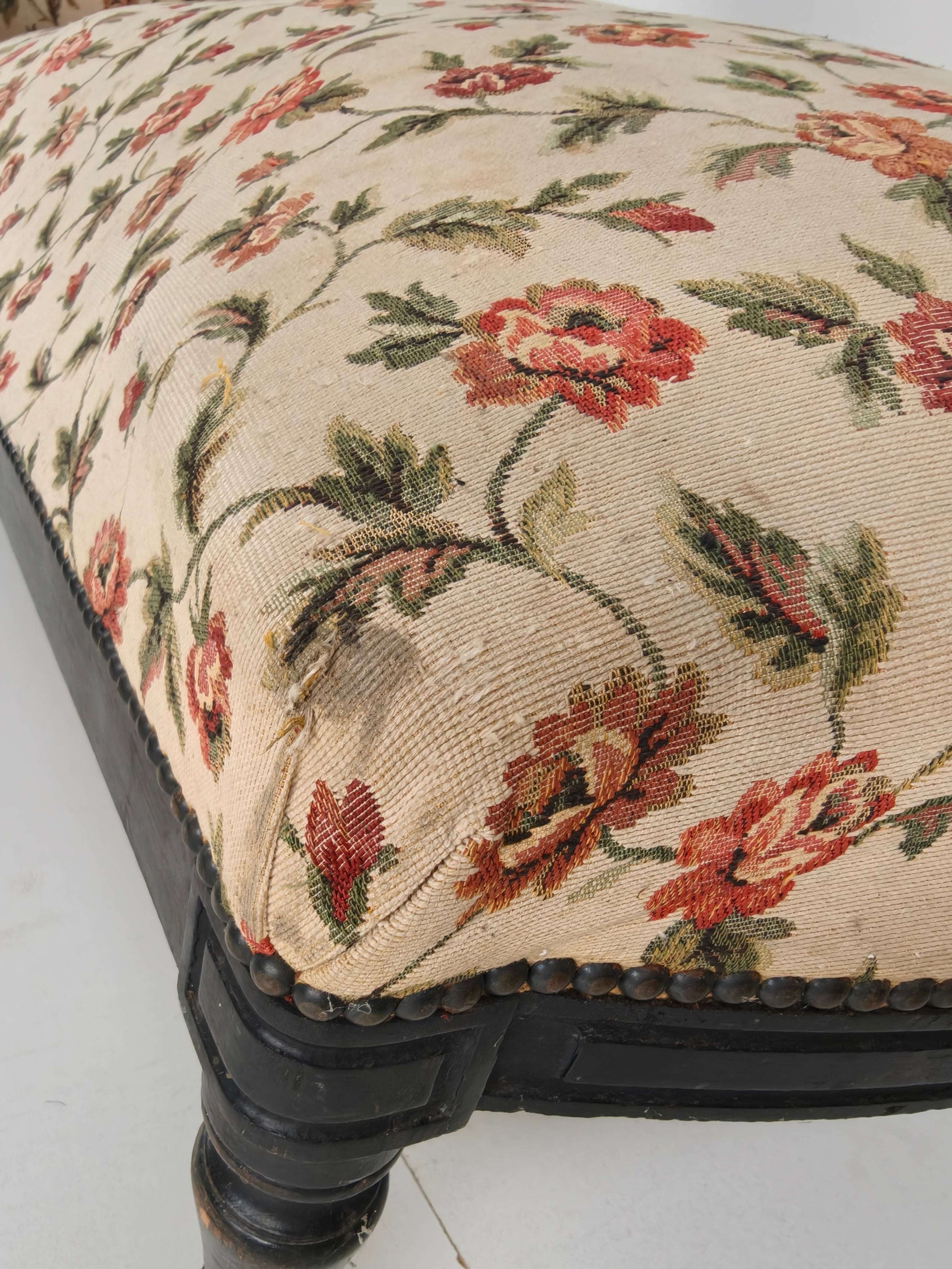 19th-Century French Chaise Longue / Daybed – Original Floral Upholstery 19th-Century French Chaise Longue / Daybed – Original Floral Upholstery