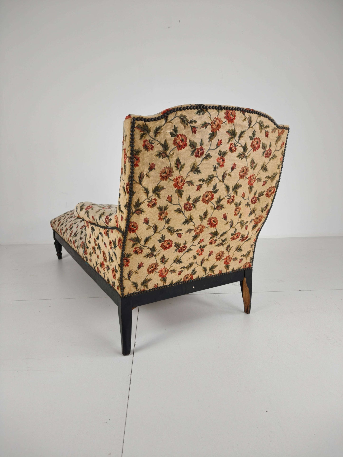 19th-Century French Chaise Longue / Daybed – Original Floral Upholstery 19th-Century French Chaise Longue / Daybed – Original Floral Upholstery