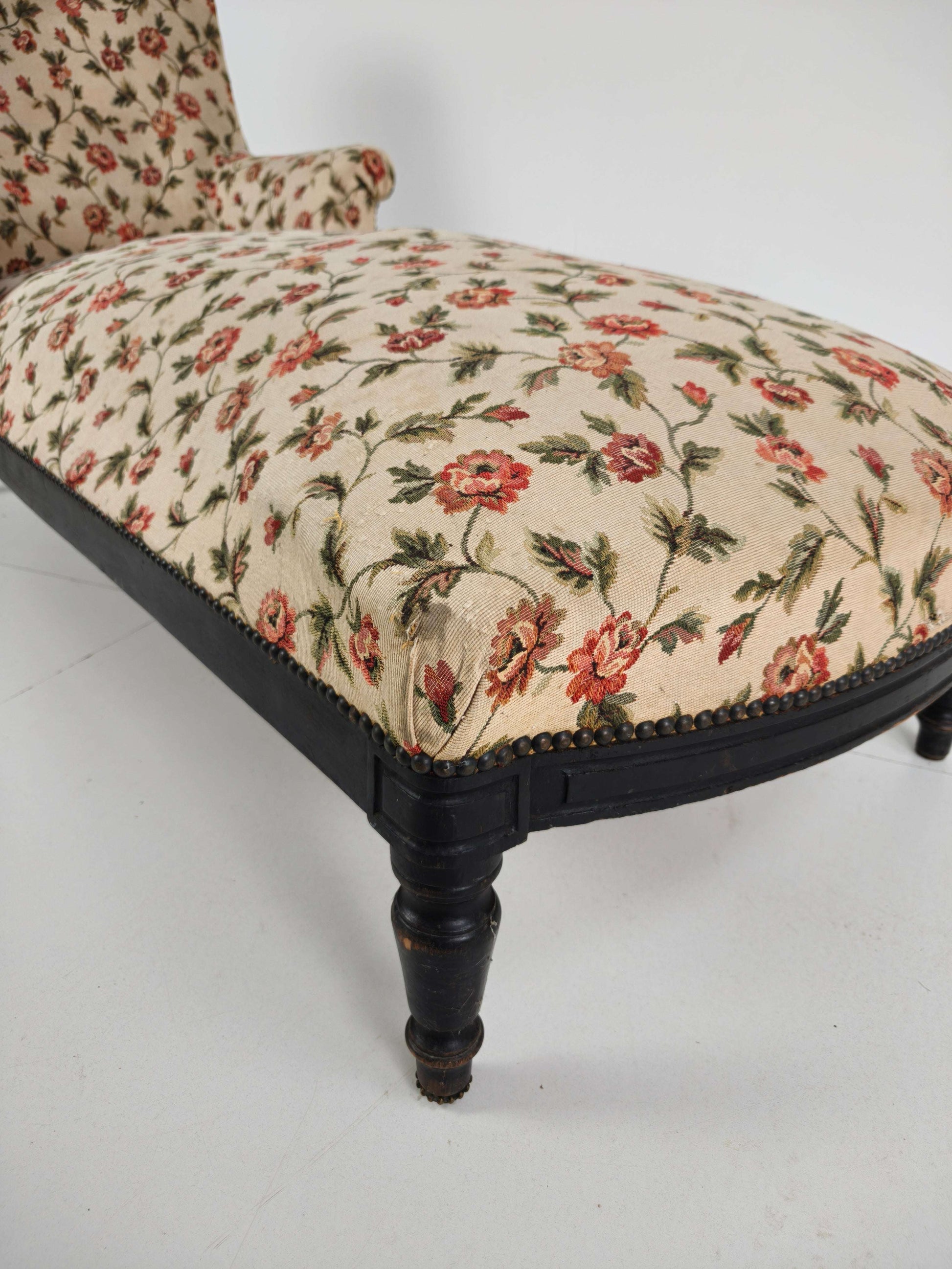 19th-Century French Chaise Longue / Daybed – Original Floral Upholstery 19th-Century French Chaise Longue / Daybed – Original Floral Upholstery