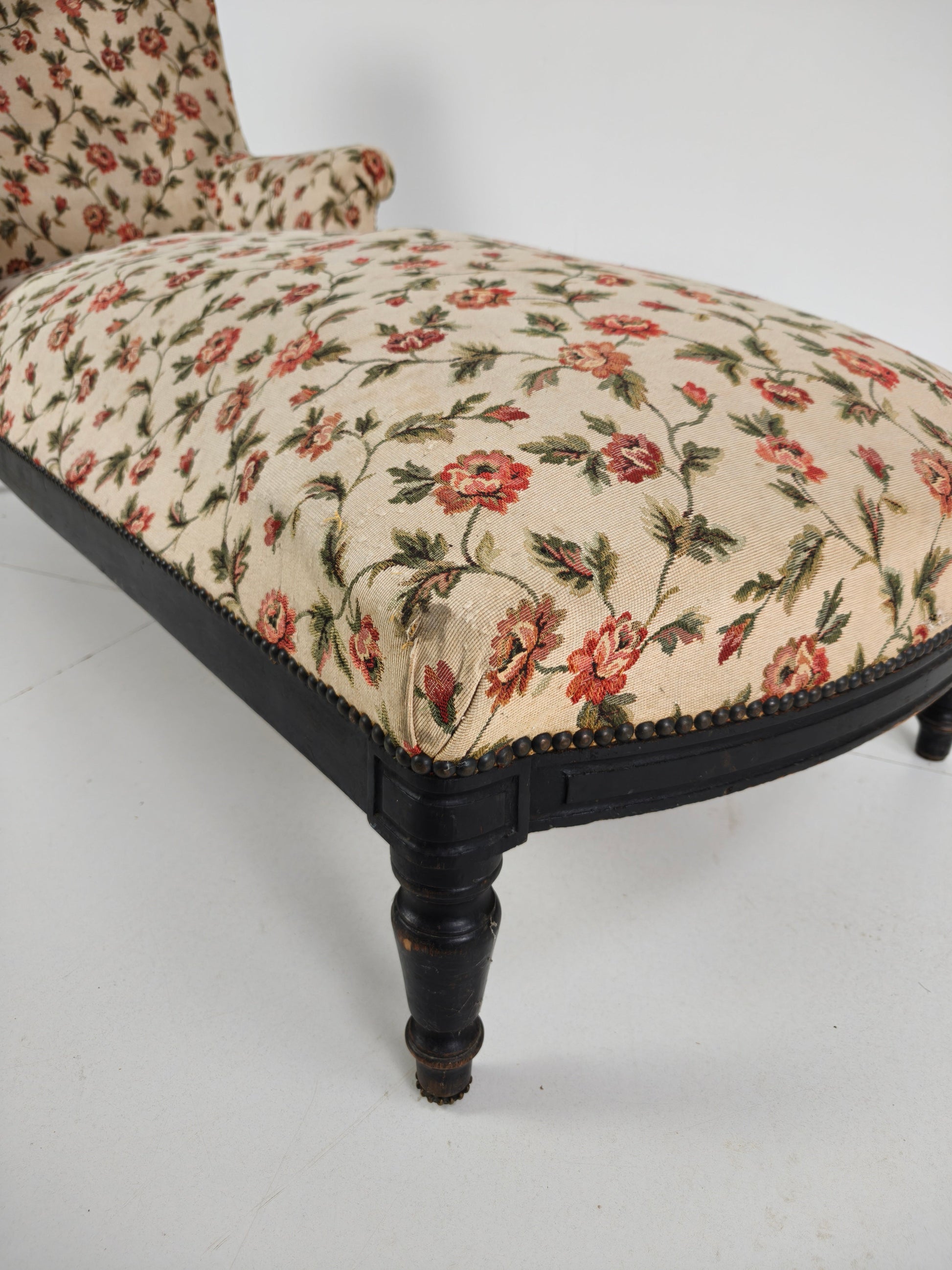 19th-Century French Chaise Longue / Daybed – Original Floral Upholstery 19th-Century French Chaise Longue / Daybed – Original Floral Upholstery