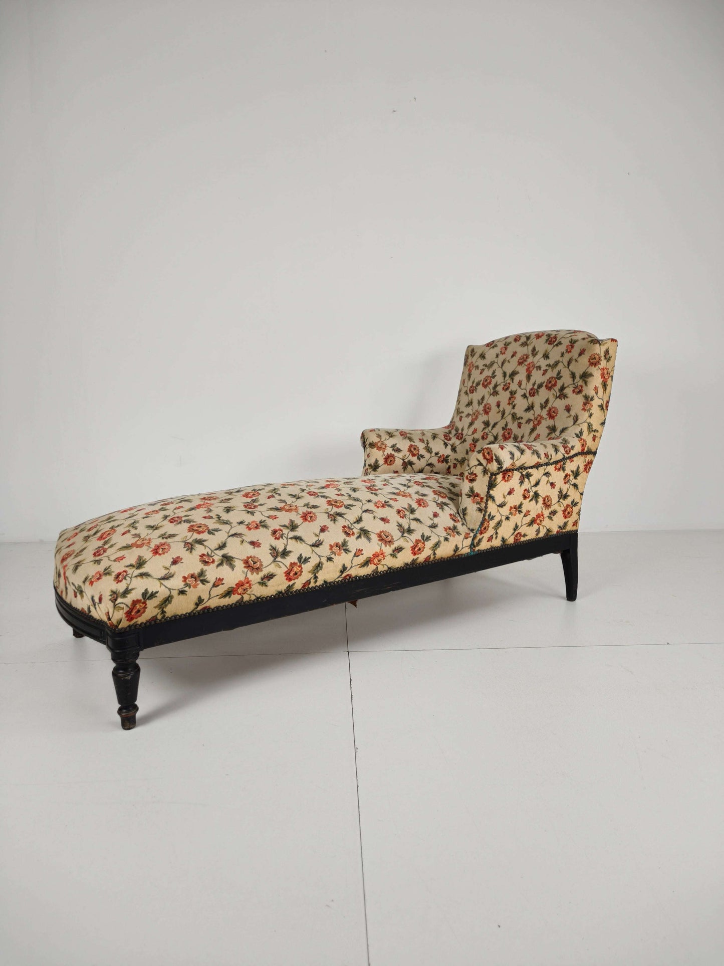 19th-Century French Chaise Longue / Daybed – Original Floral Upholstery 19th-Century French Chaise Longue / Daybed – Original Floral Upholstery