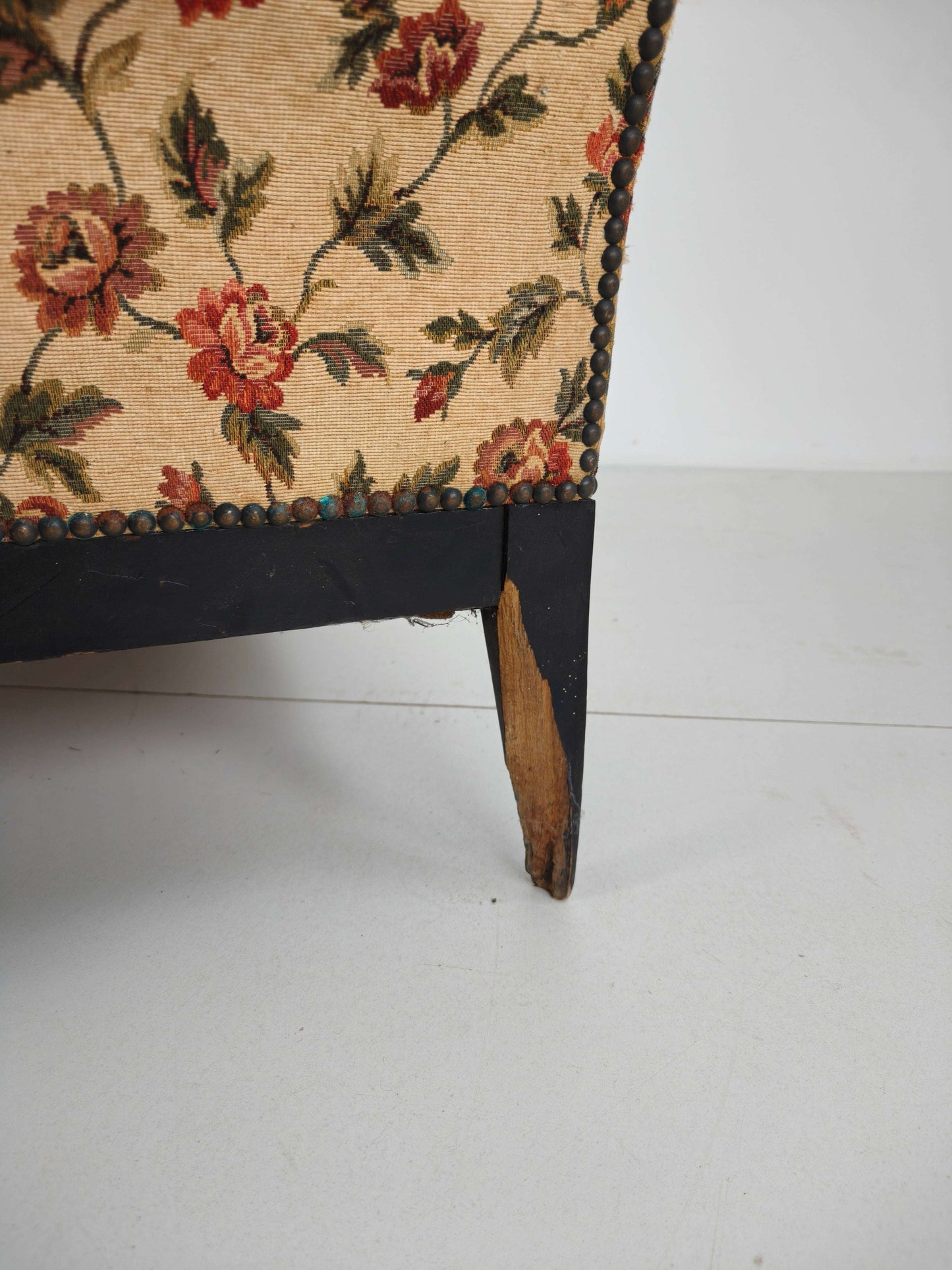19th-Century French Chaise Longue / Daybed – Original Floral Upholstery 19th-Century French Chaise Longue / Daybed – Original Floral Upholstery