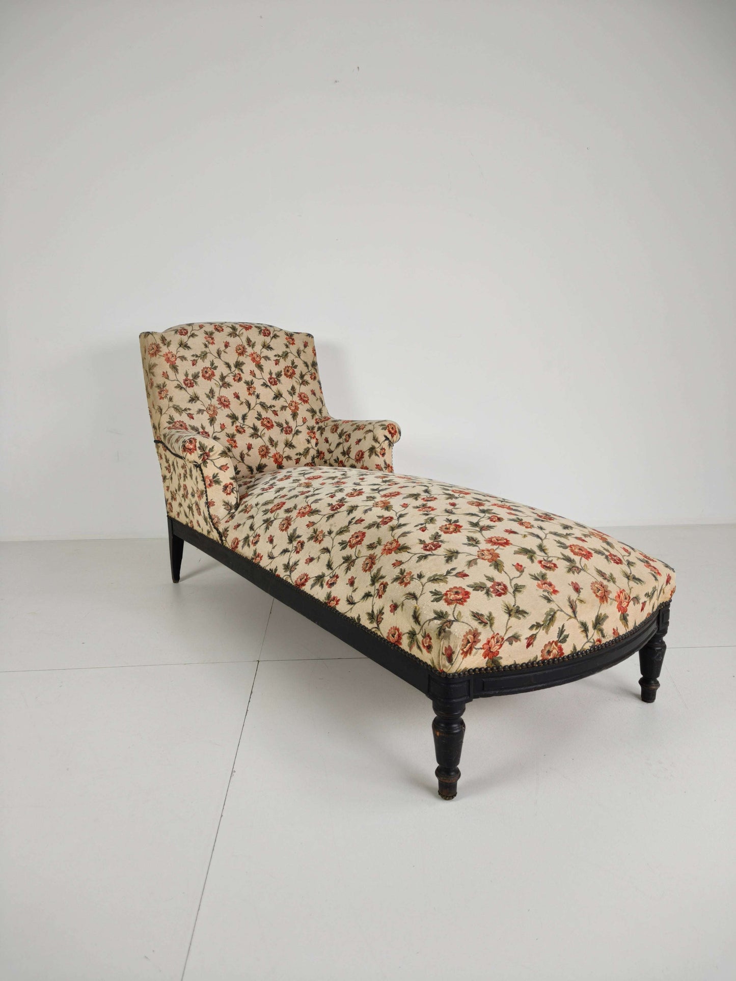 19th-Century French Chaise Longue / Daybed – Original Floral Upholstery 19th-Century French Chaise Longue / Daybed – Original Floral Upholstery