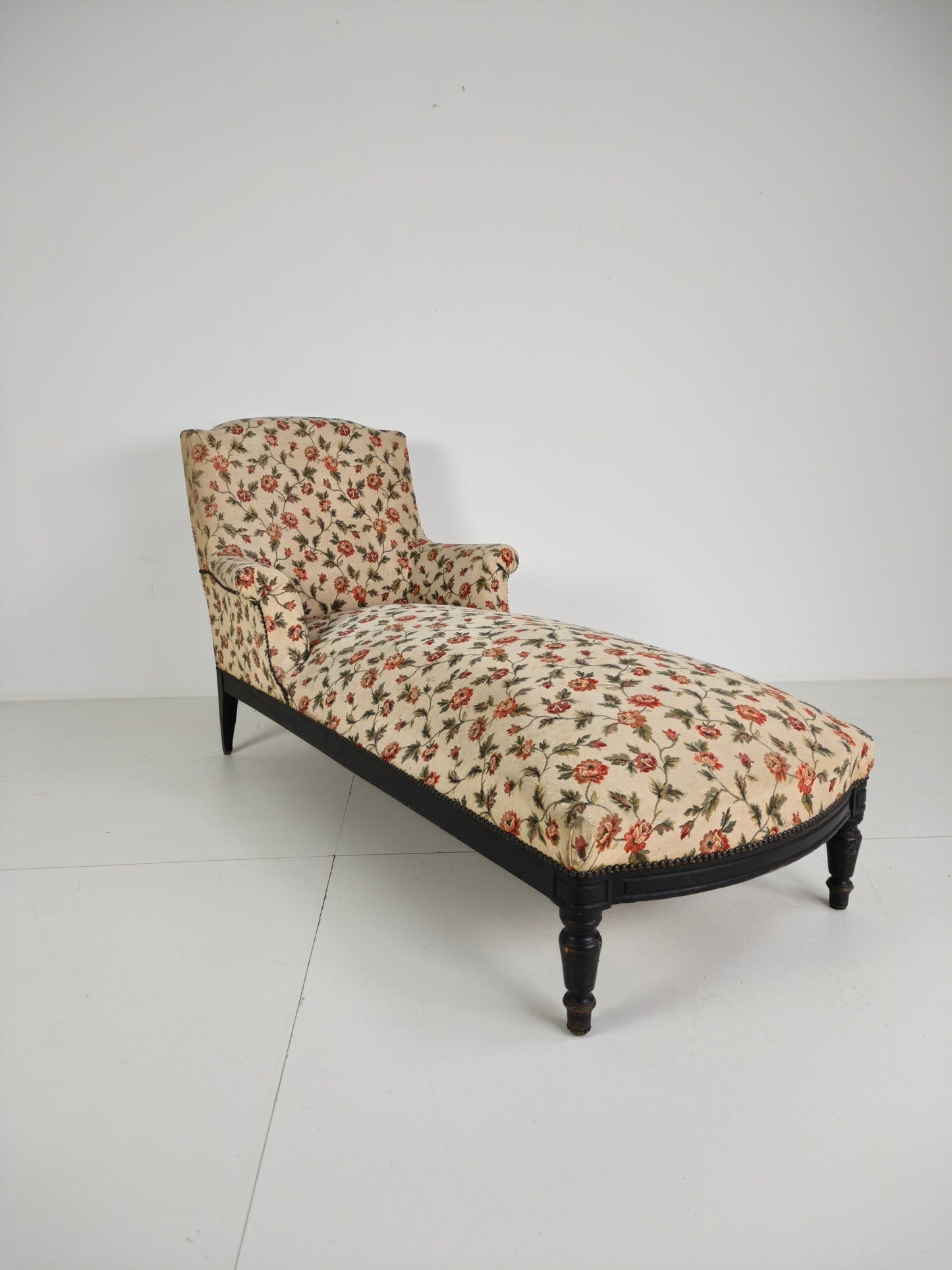 19th-Century French Chaise Longue / Daybed – Original Floral Upholstery 19th-Century French Chaise Longue / Daybed – Original Floral Upholstery