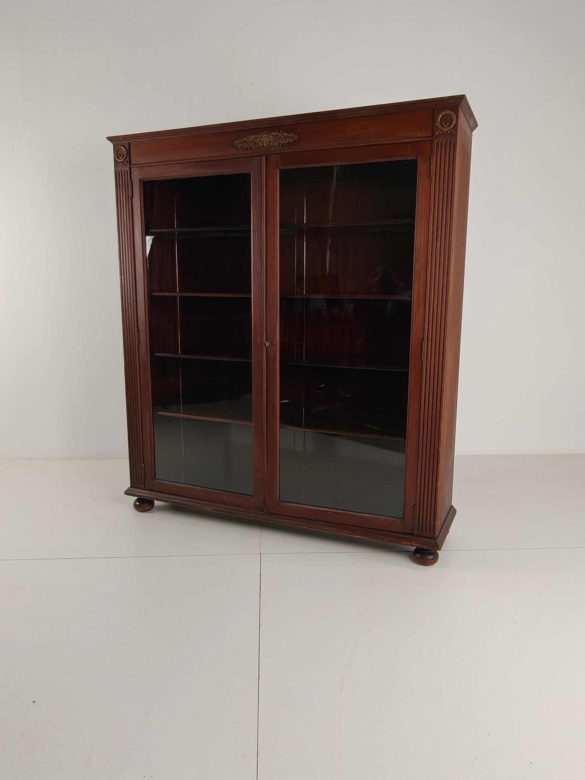 20th-Century Mahogany Bookcase / Vitrine Cabinet – Antique Glass 20th-Century Mahogany Bookcase / Vitrine Cabinet – Antique Glass