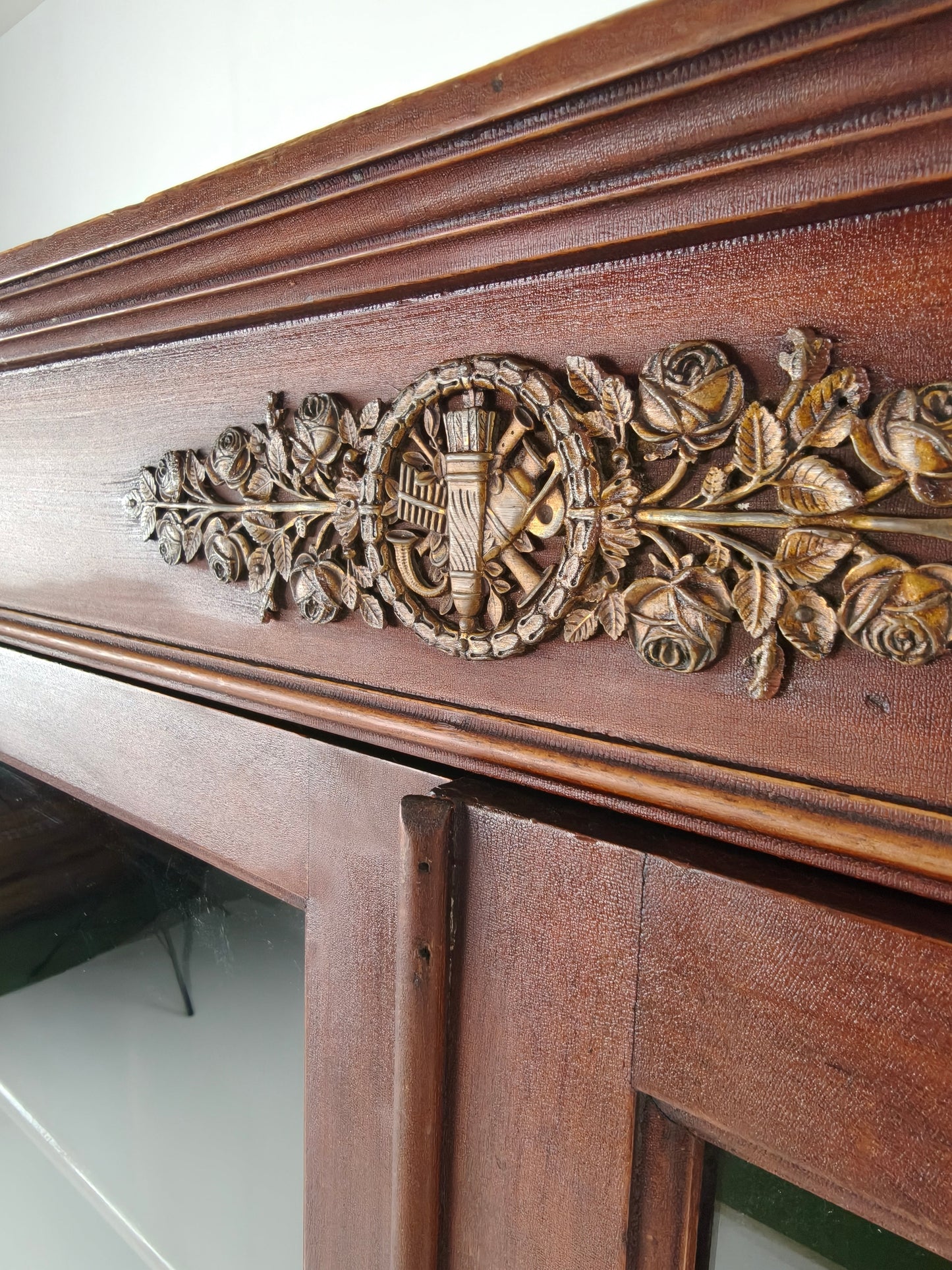 20th-Century Mahogany Bookcase / Vitrine Cabinet – Antique Glass 20th-Century Mahogany Bookcase / Vitrine Cabinet – Antique Glass