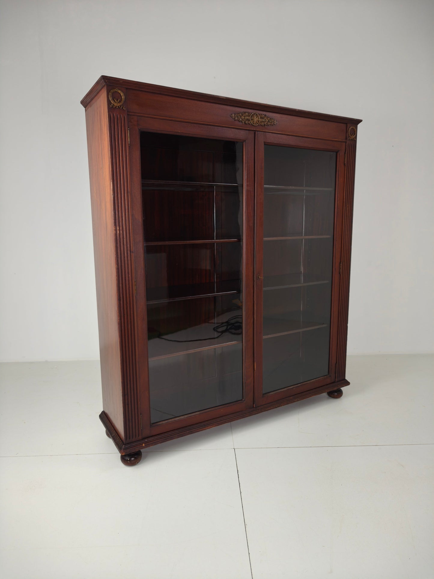 20th-Century Mahogany Bookcase / Vitrine Cabinet – Antique Glass 20th-Century Mahogany Bookcase / Vitrine Cabinet – Antique Glass