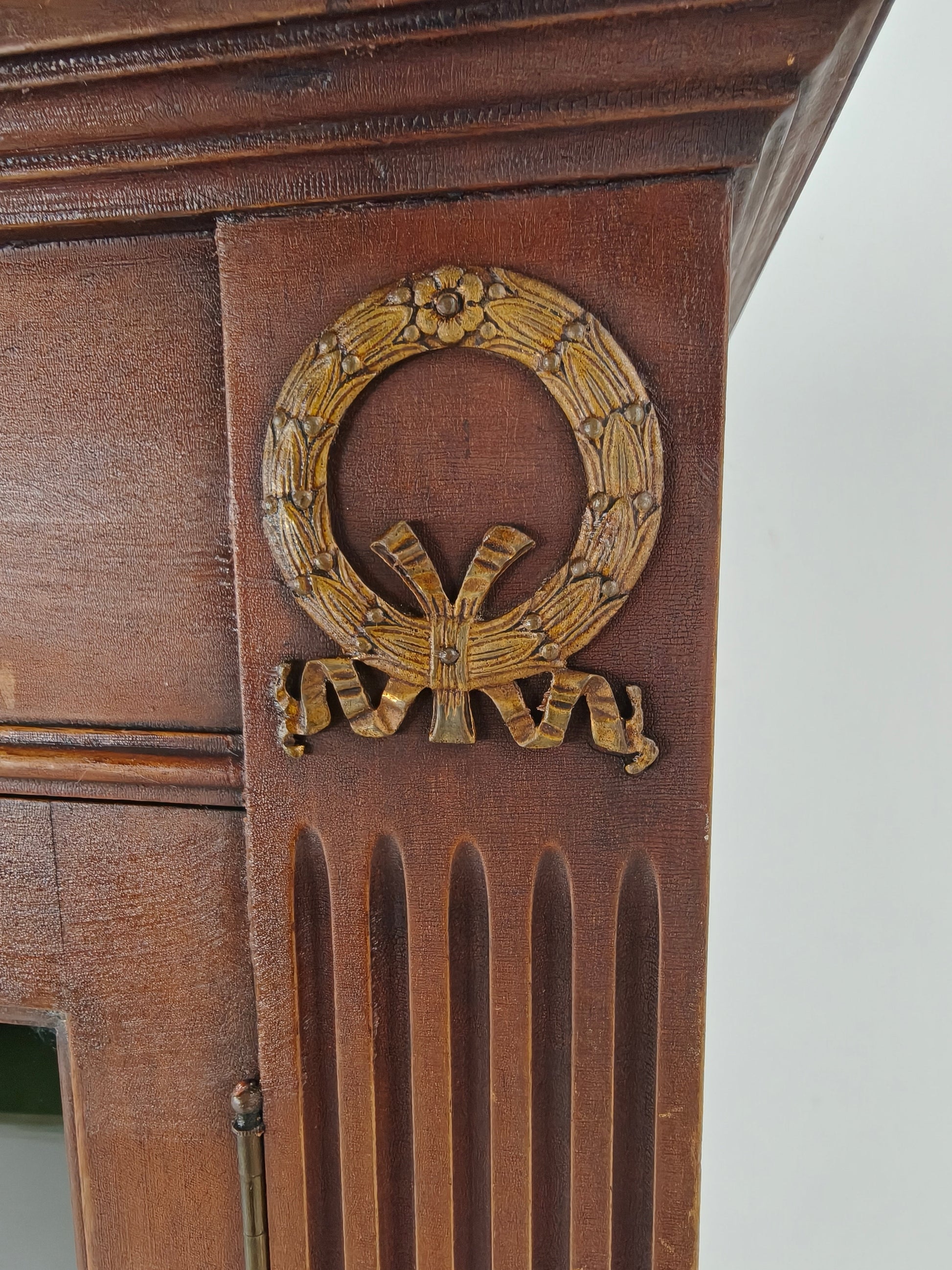 20th-Century Mahogany Bookcase / Vitrine Cabinet – Antique Glass 20th-Century Mahogany Bookcase / Vitrine Cabinet – Antique Glass