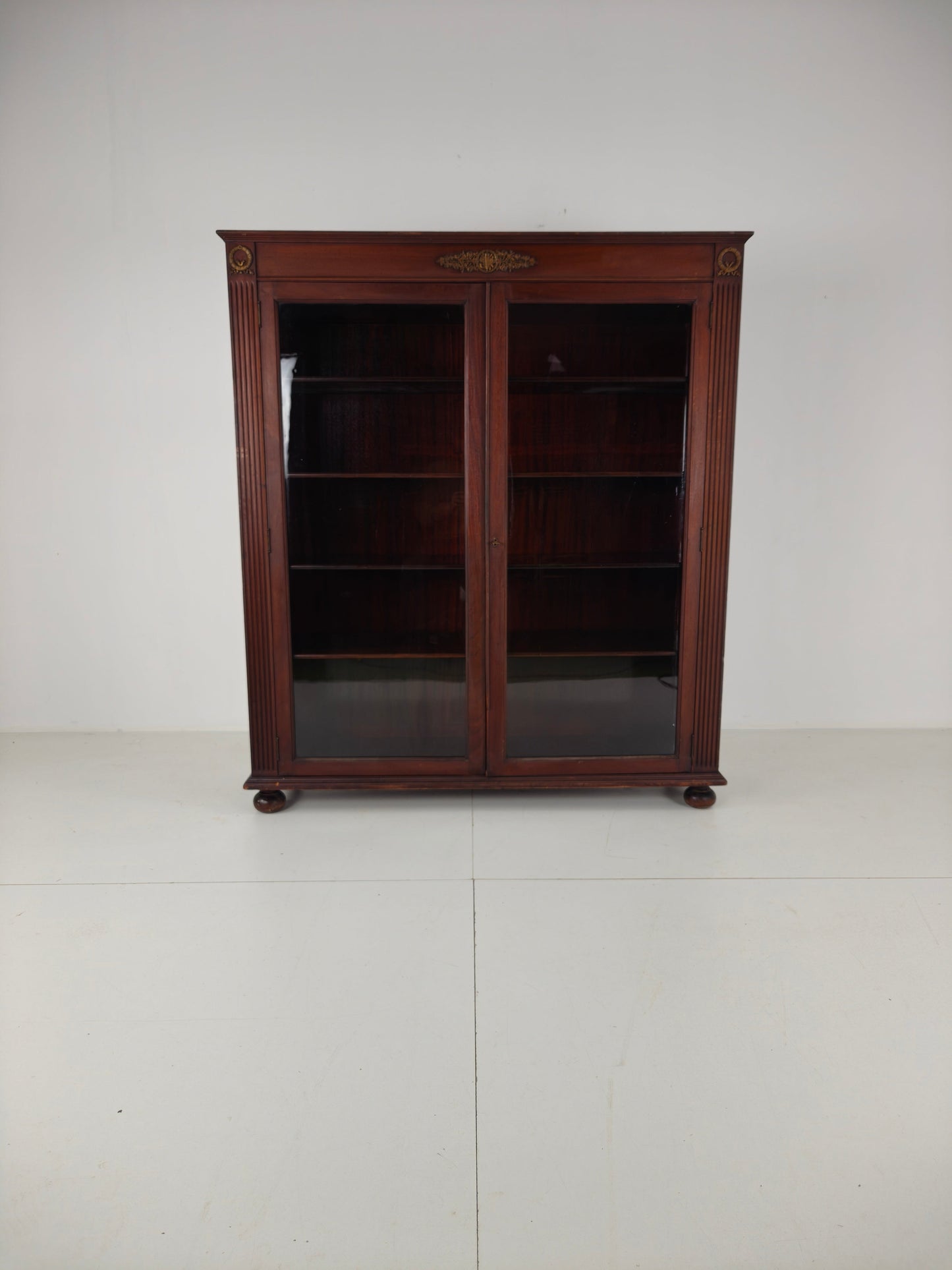20th-Century Mahogany Bookcase / Vitrine Cabinet – Antique Glass 20th-Century Mahogany Bookcase / Vitrine Cabinet – Antique Glass