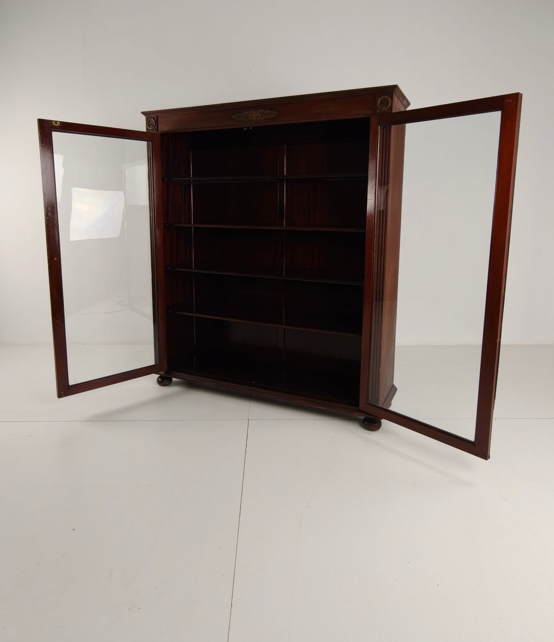 20th-Century Mahogany Bookcase / Vitrine Cabinet – Antique Glass 20th-Century Mahogany Bookcase / Vitrine Cabinet – Antique Glass
