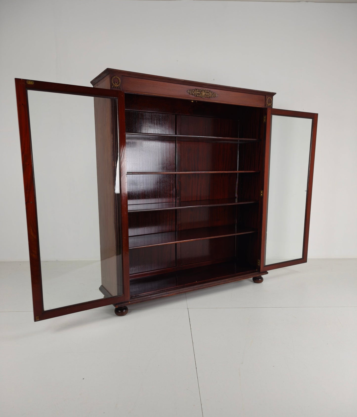 20th-Century Mahogany Bookcase / Vitrine Cabinet – Antique Glass 20th-Century Mahogany Bookcase / Vitrine Cabinet – Antique Glass
