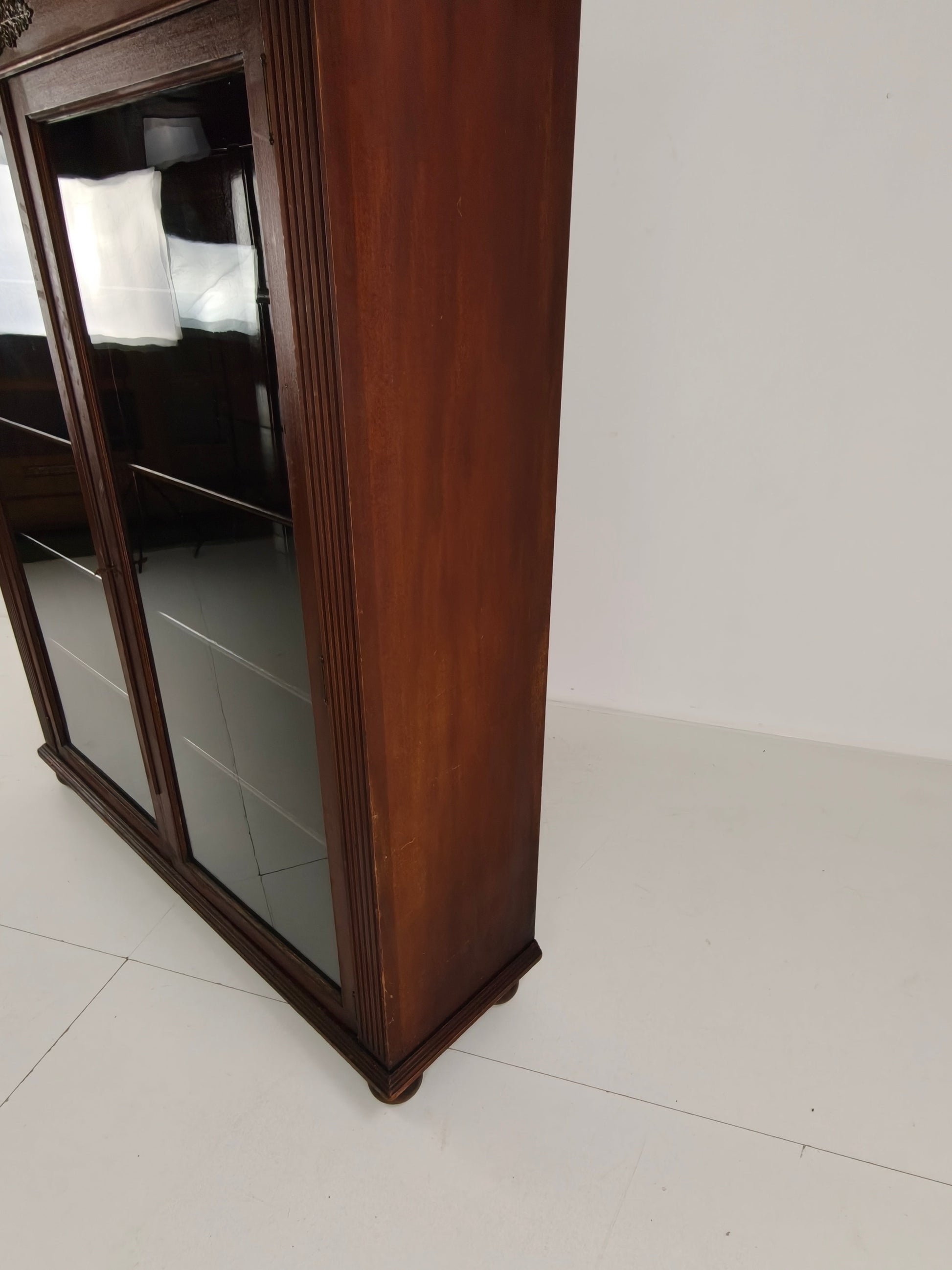 20th-Century Mahogany Bookcase / Vitrine Cabinet – Antique Glass 20th-Century Mahogany Bookcase / Vitrine Cabinet – Antique Glass