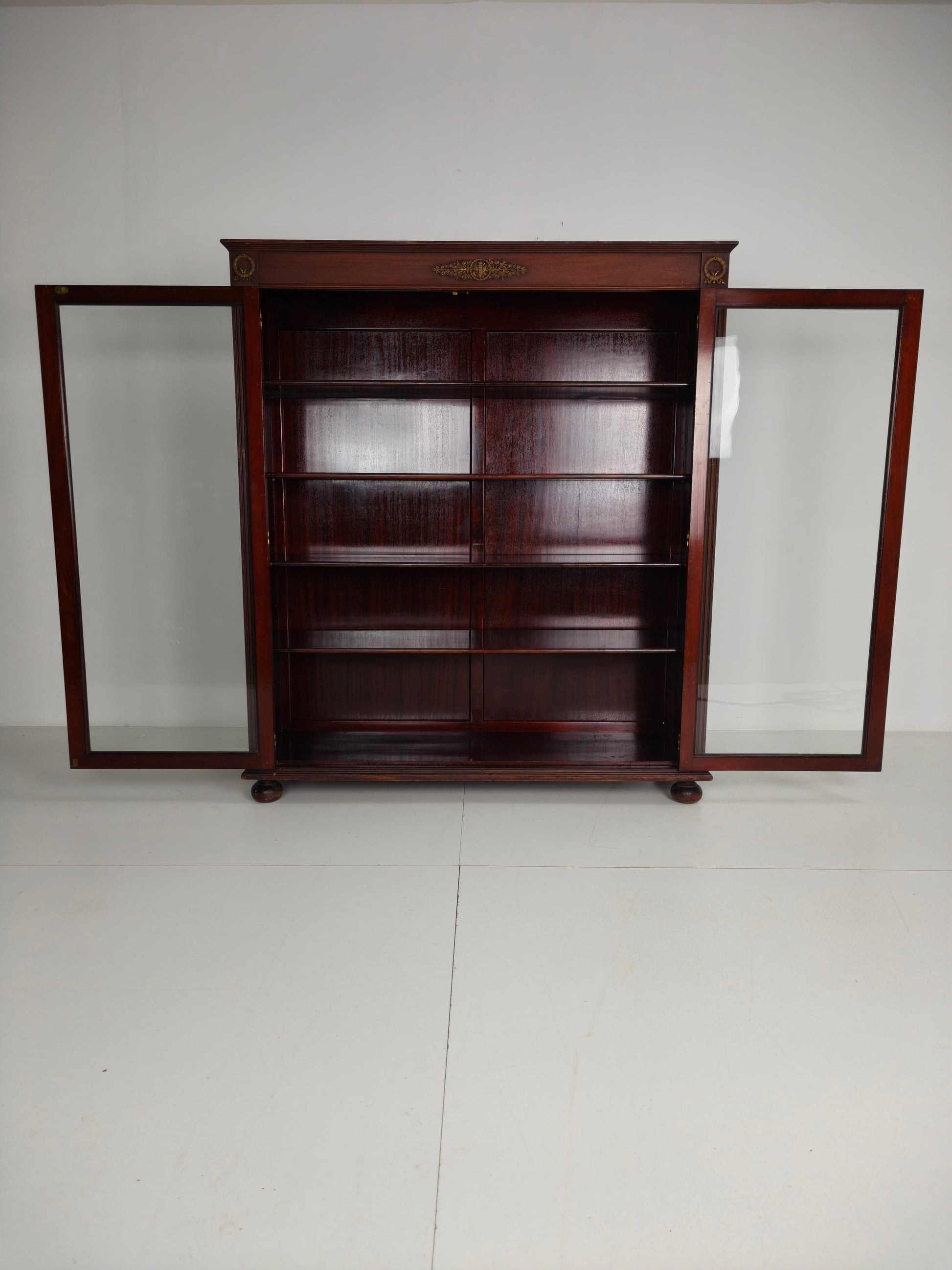 20th-Century Mahogany Bookcase / Vitrine Cabinet – Antique Glass 20th-Century Mahogany Bookcase / Vitrine Cabinet – Antique Glass