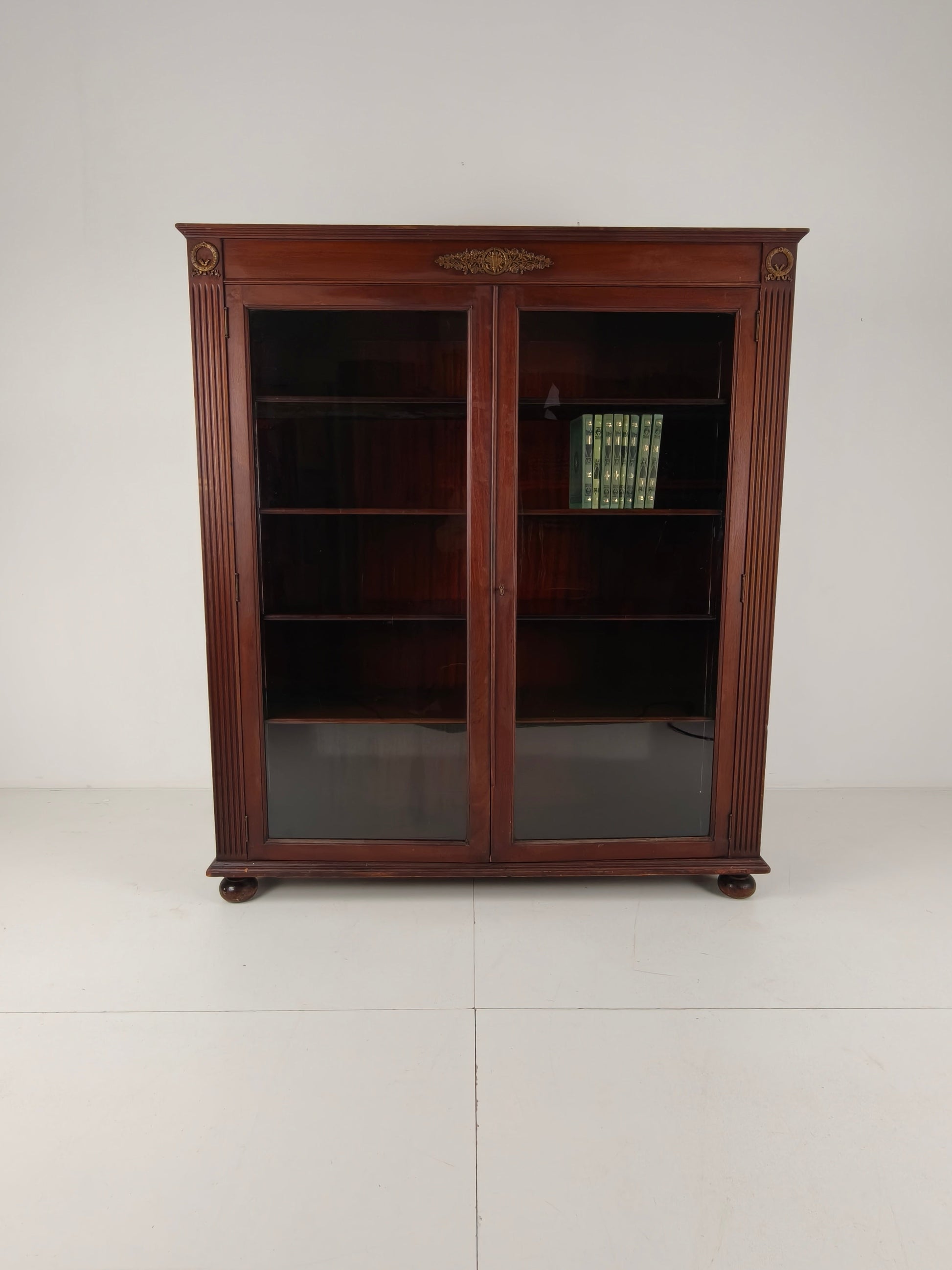 20th-Century Mahogany Bookcase / Vitrine Cabinet – Antique Glass 20th-Century Mahogany Bookcase / Vitrine Cabinet – Antique Glass