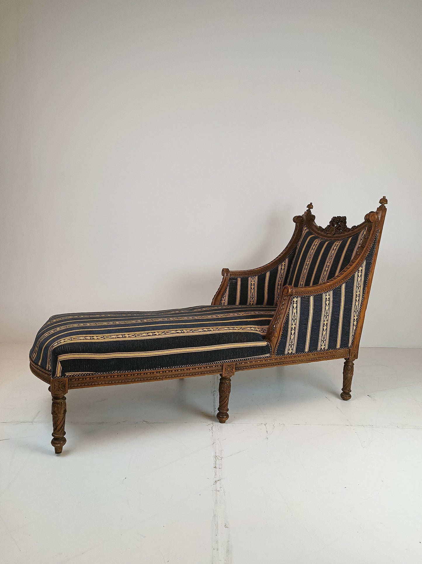 Beautiful Antique Chaise Lounge Sofa/Daybed