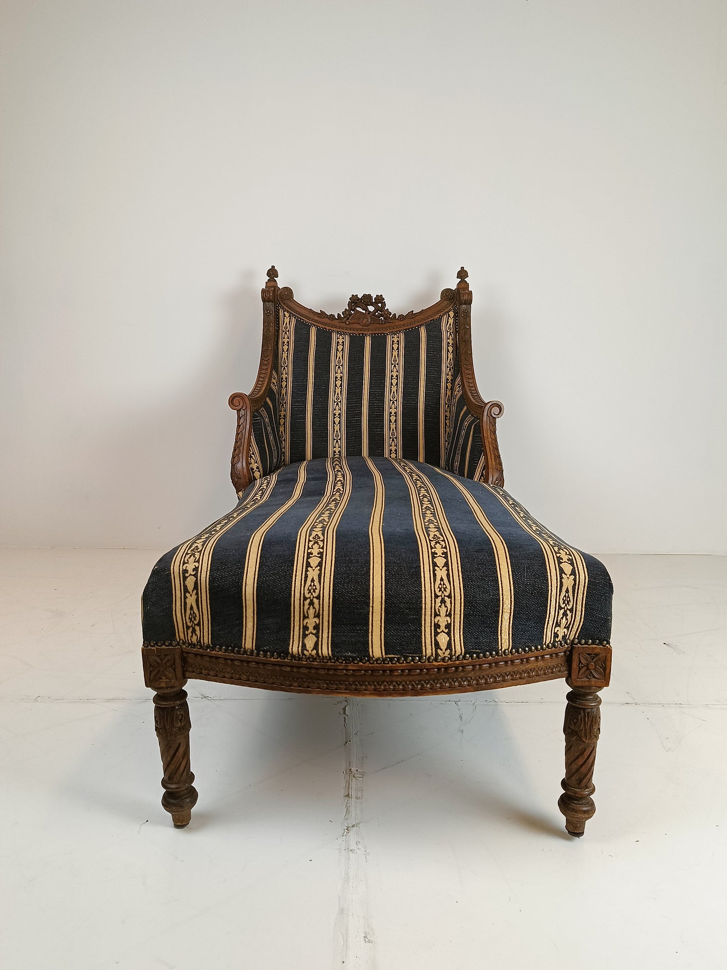 Beautiful Antique Chaise Lounge Sofa/Daybed