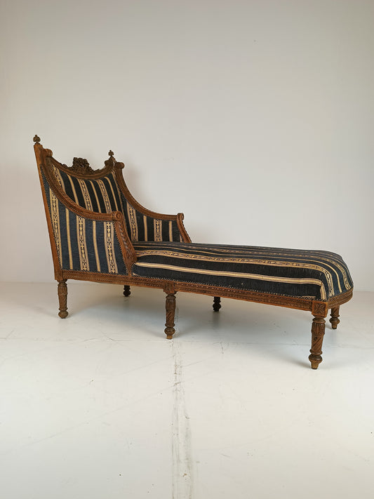 Beautiful Antique Chaise Lounge Sofa/Daybed